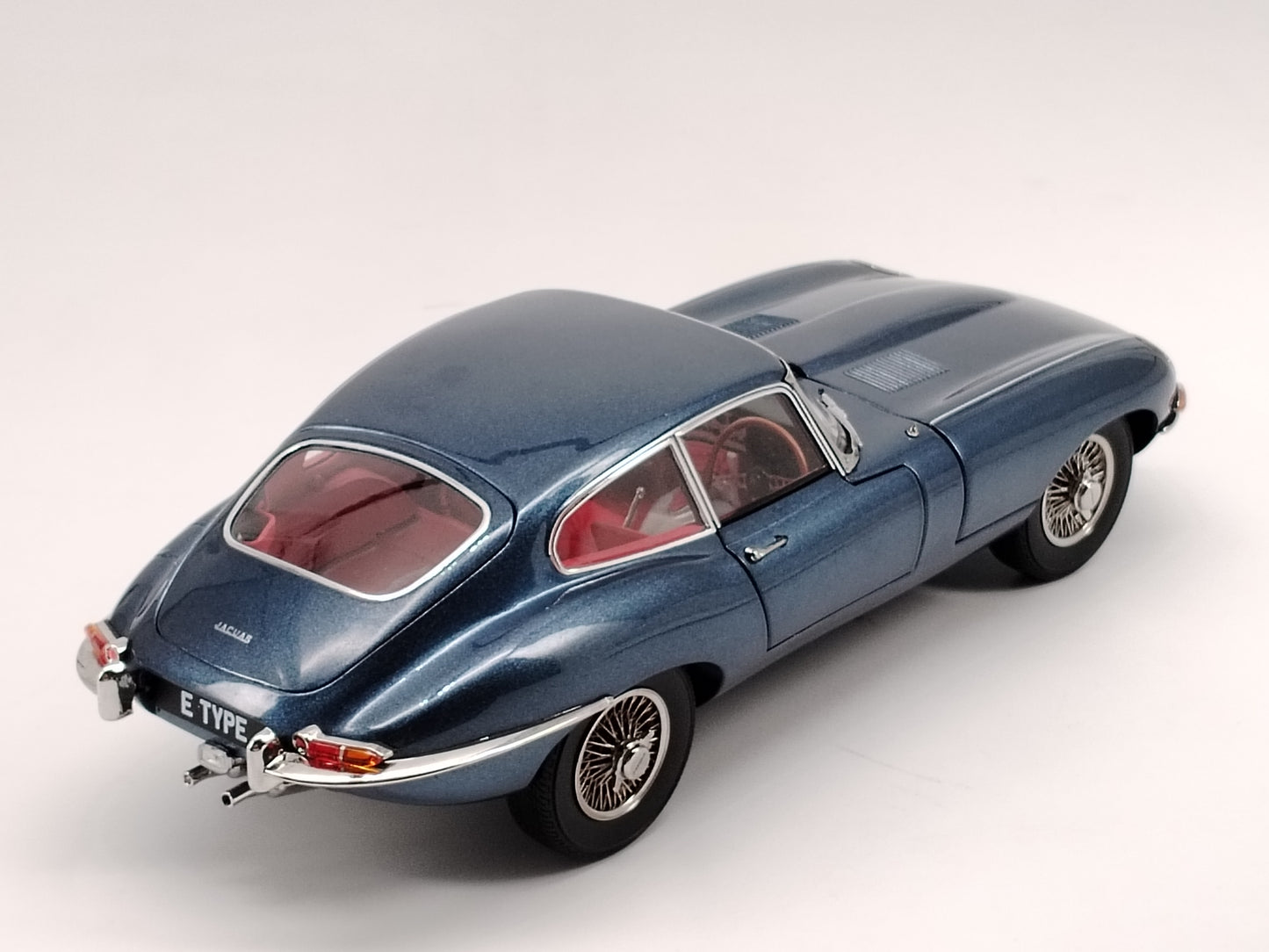 Kyosho 1/18 Jaguar E TYPE alloy simulation model car birthday gift ornaments
