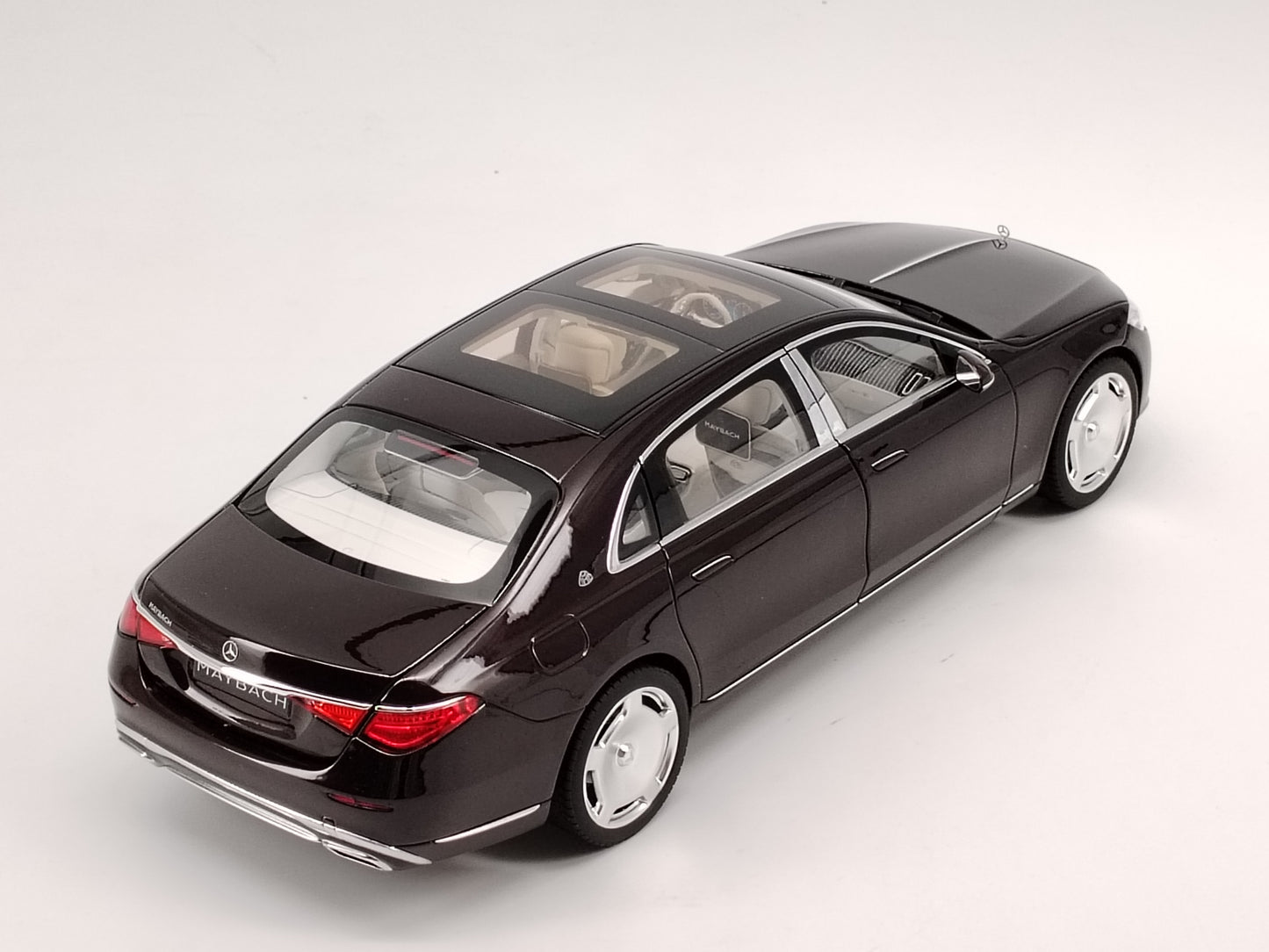 Norev 1/18 Mercedes-Benz Maybach S680C 2021 Red and Black Alloy Full Open Car Model NOR154