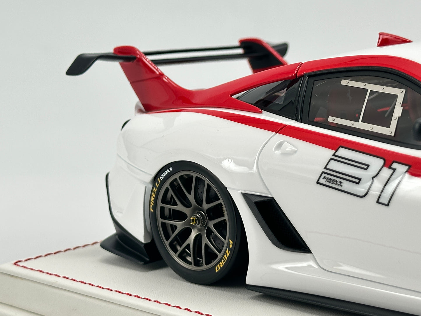 DG 1/18 Ferrari 599XX EVO #31 White and Red Livery Scale Model Car