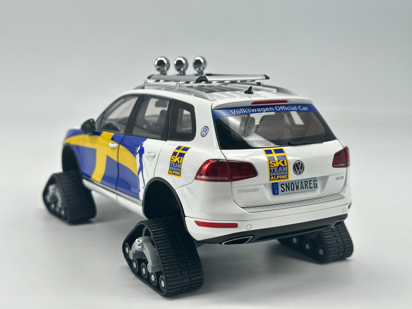 Kyosho 1/18 Volkswagen Touareg Snowmobile Alloy Simulation Model Car Ornaments Birthday Gift