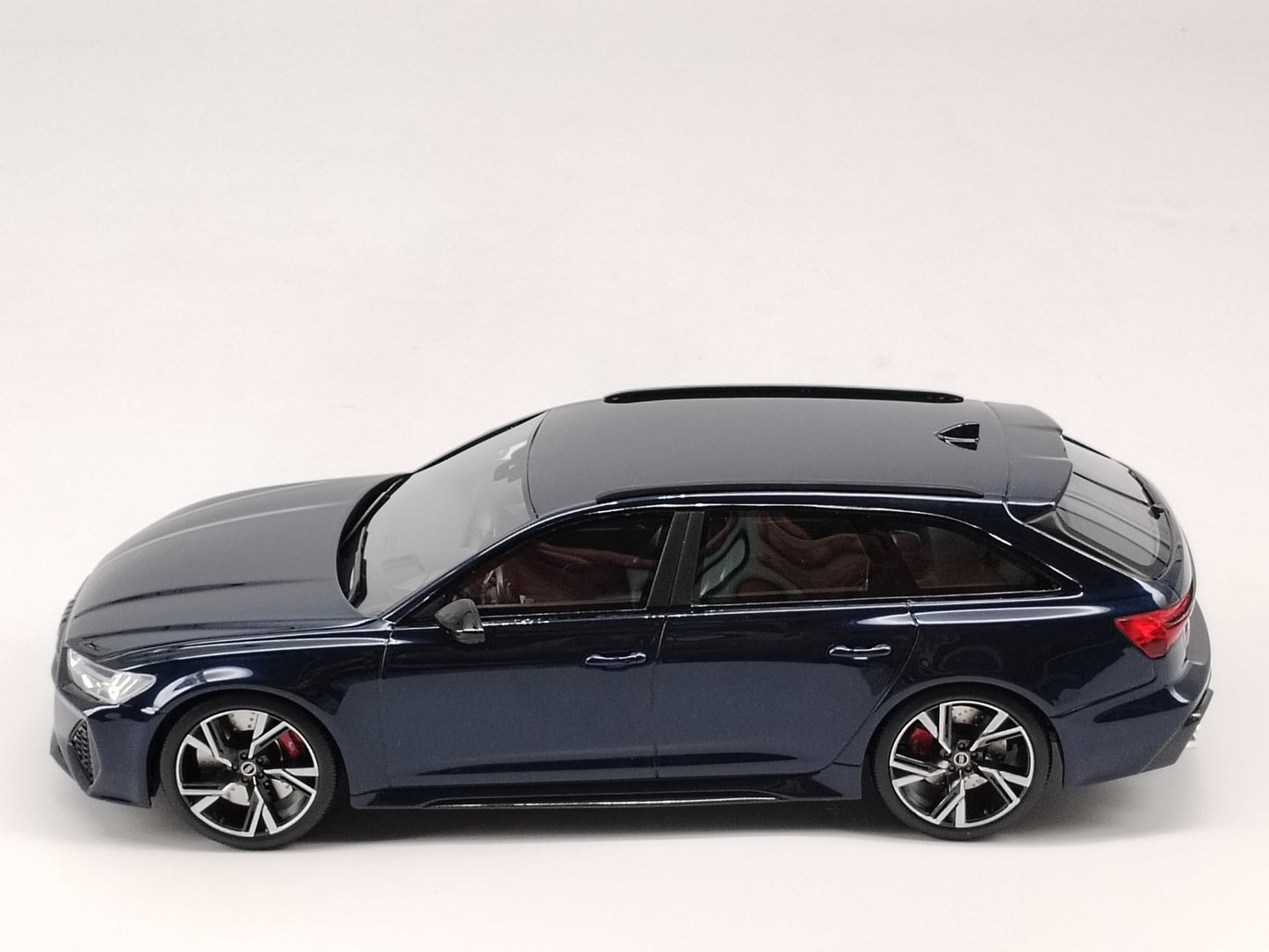 TOPSPEED 1/18 Audi AUDI RS6 AVANT Simulation Car Model Ornaments Closed
