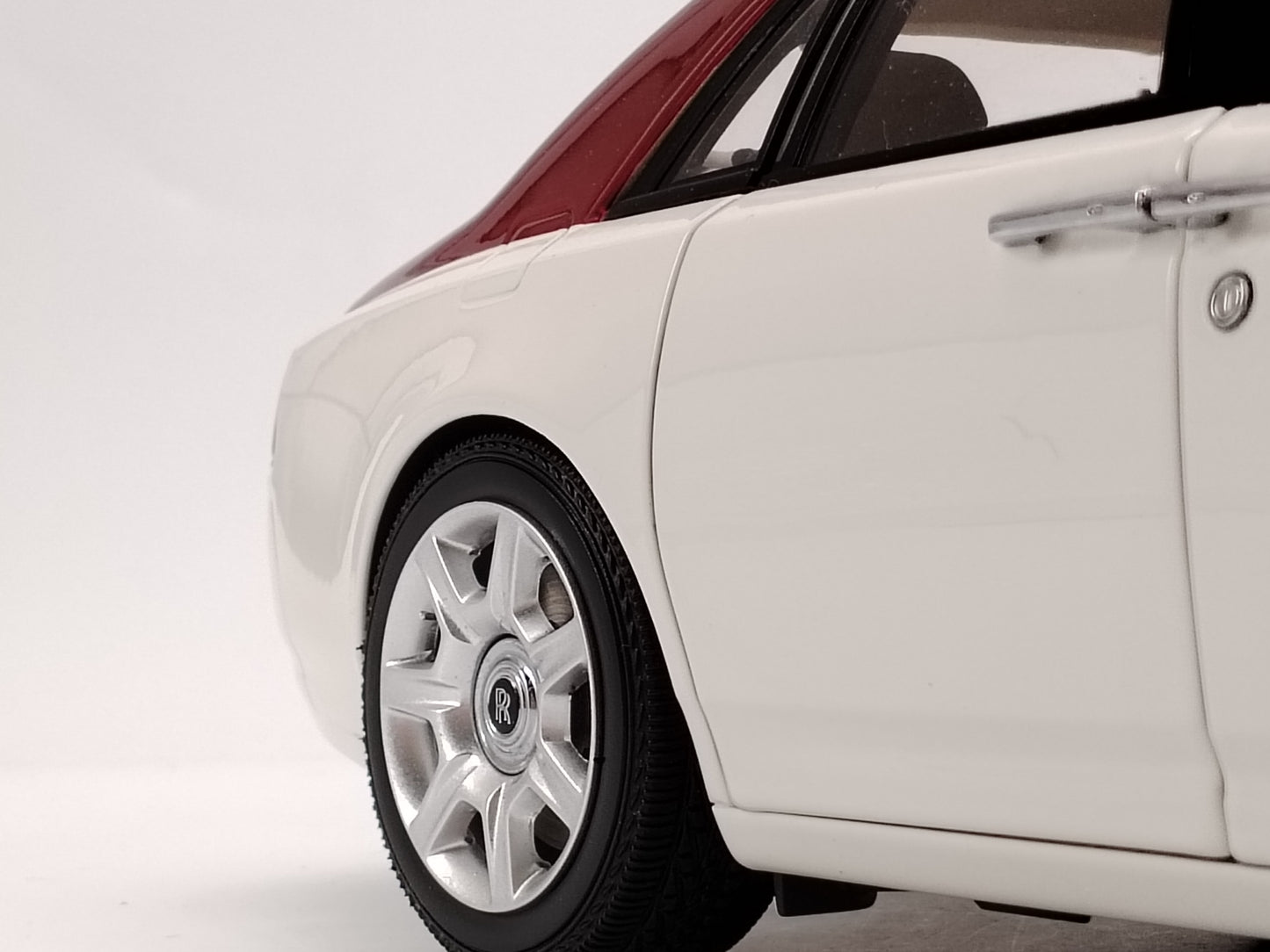 Kyosho 1/18 Rolls-Royce Ghost White and Red Simulation Car Ornaments