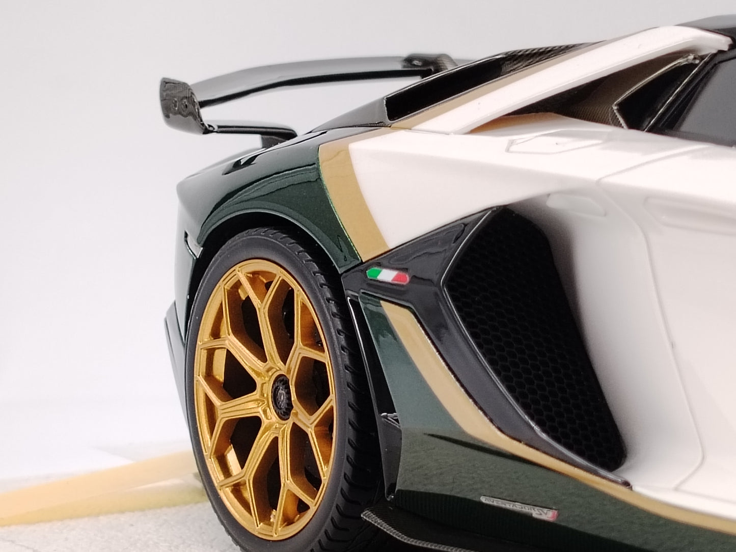 MAKEUP 1/18 Lamborghini SVJ ROADSTER White and Green Limited Edition Simulation Model Car