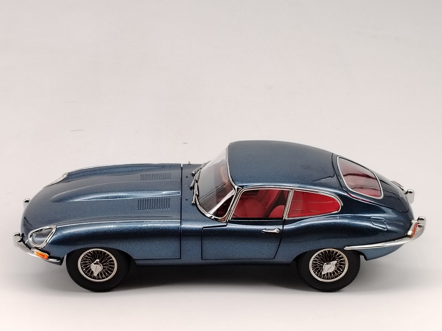 Kyosho 1/18 Jaguar E TYPE alloy simulation model car birthday gift ornaments