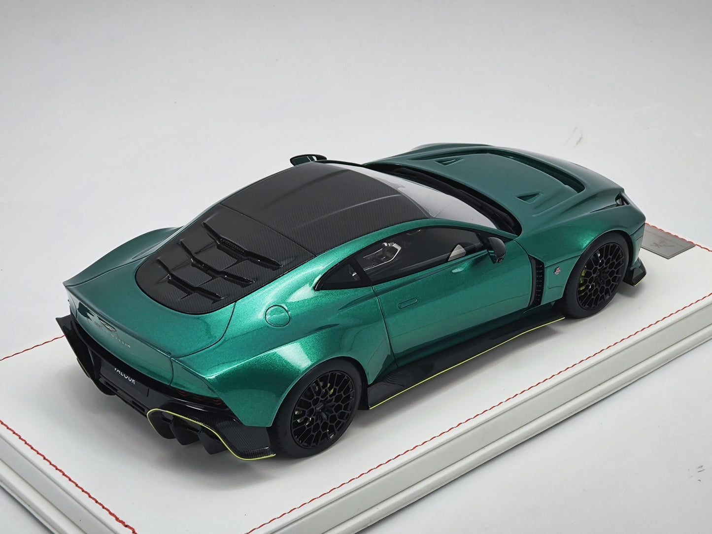 Runner 1/18 Aston Martin Valour Racing Green Resin Model