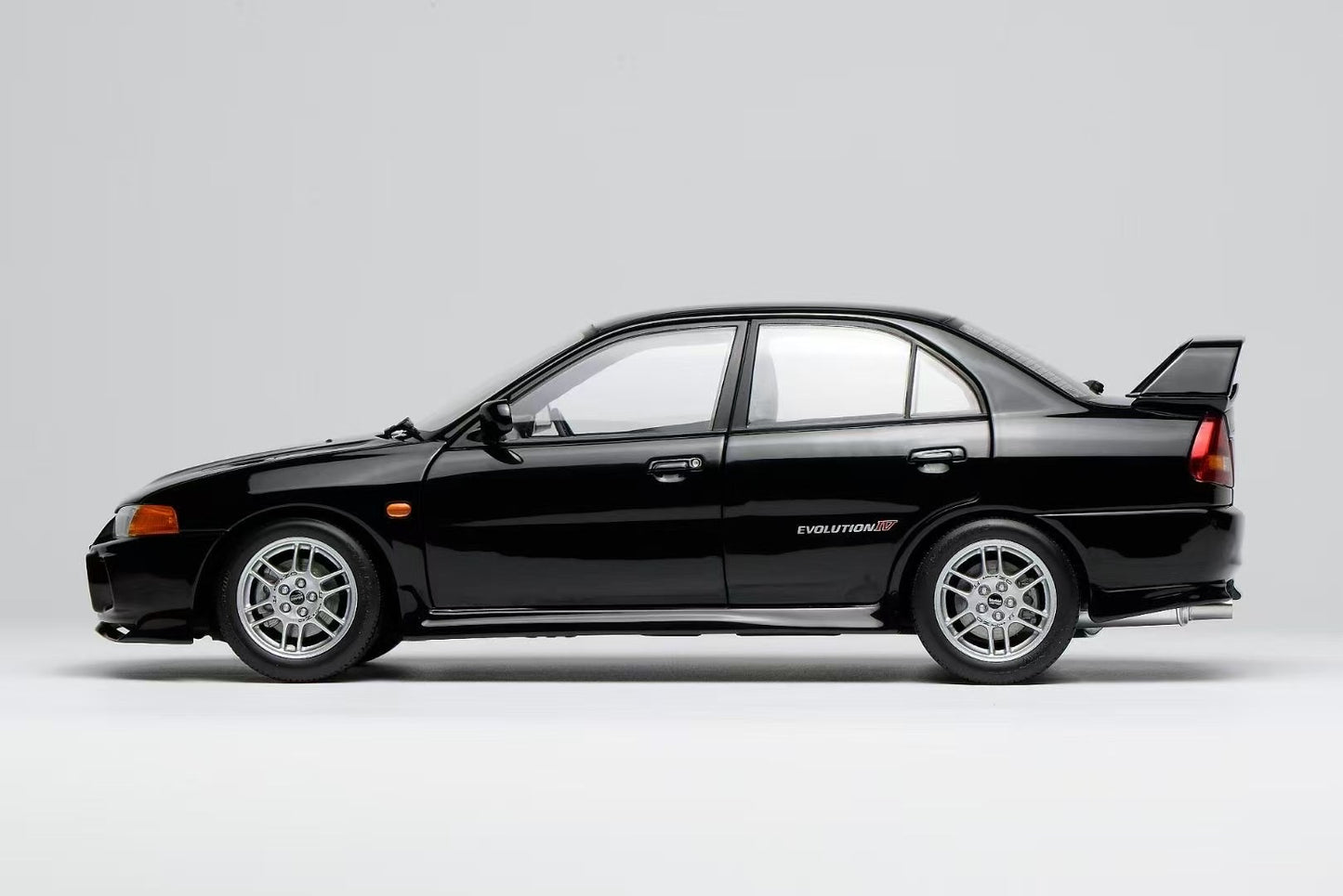 MOTORHELIX 1/18 Mitsubishi Lancer Evolution IV Simulation Car Model Ornaments