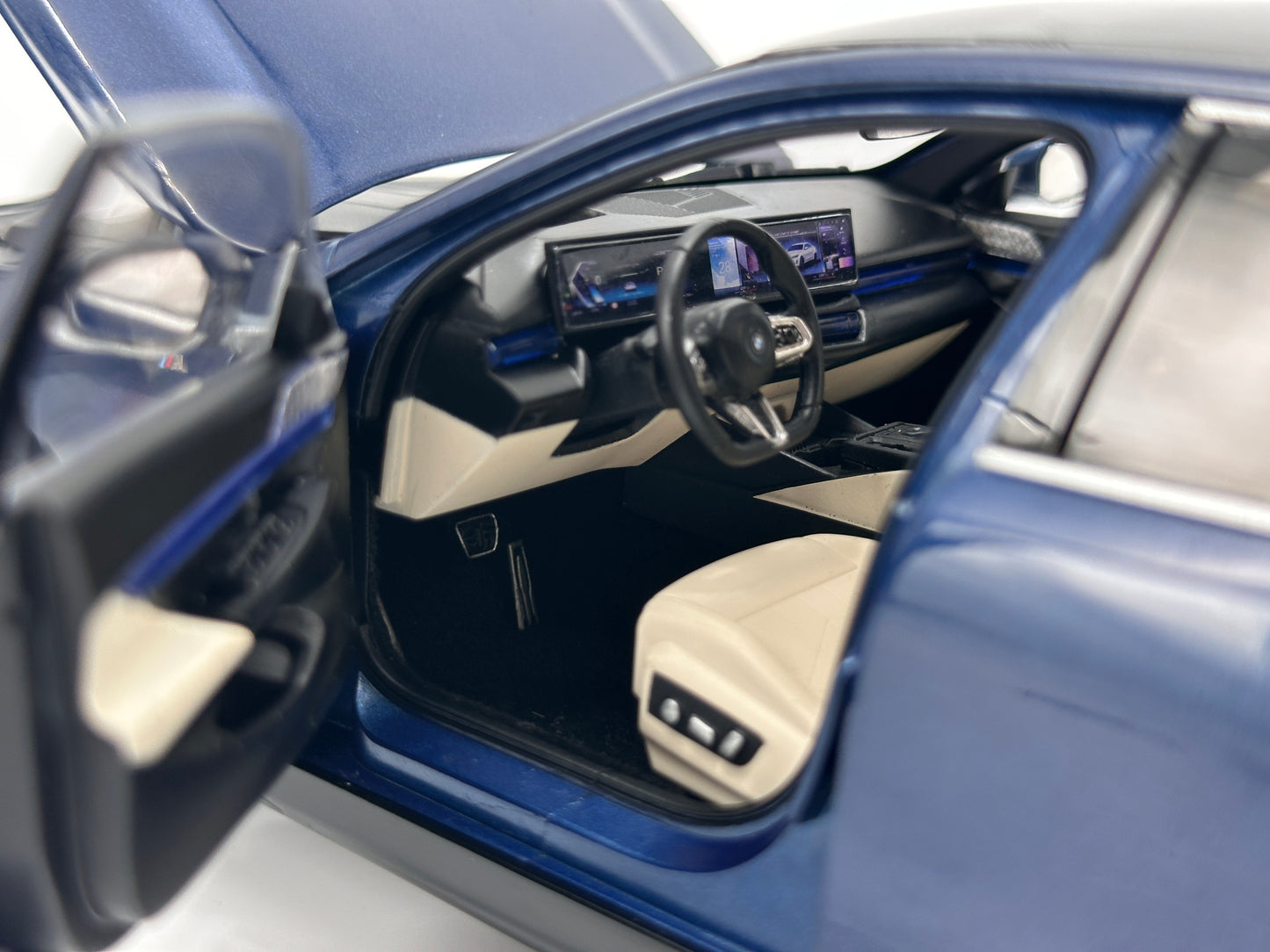 MINICHAMPS 1/18 BMW i5 Metallic Blue Alloy Car Model 110023400