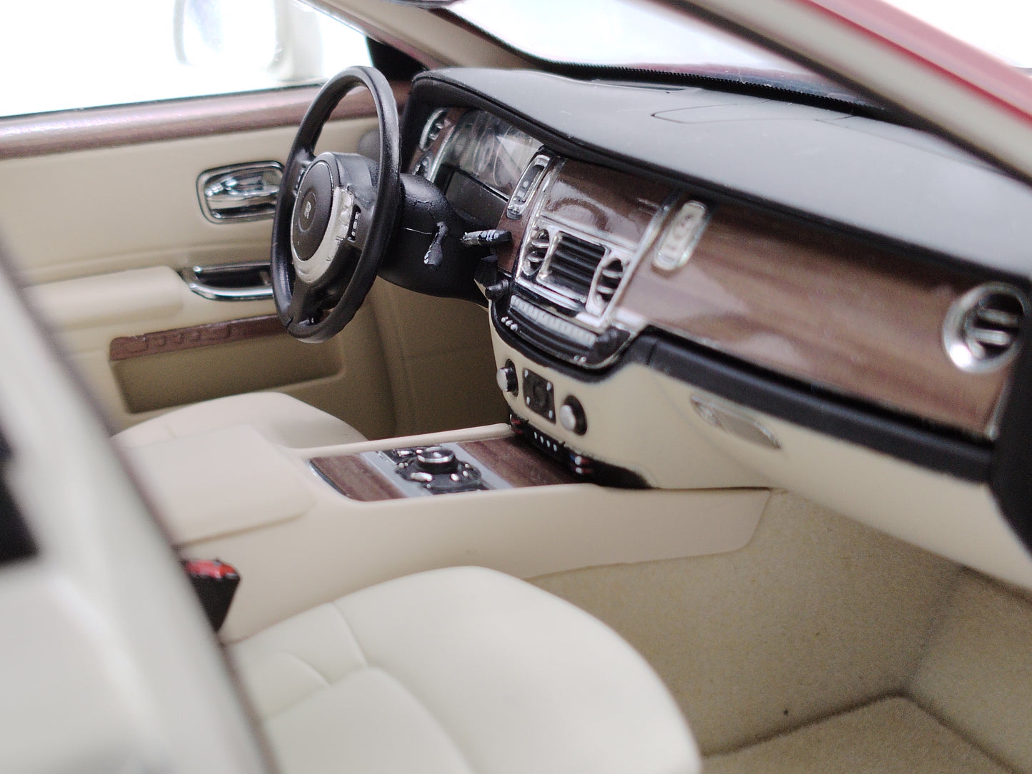 Kyosho 1/18 Rolls-Royce Ghost White and Red Simulation Car Ornaments