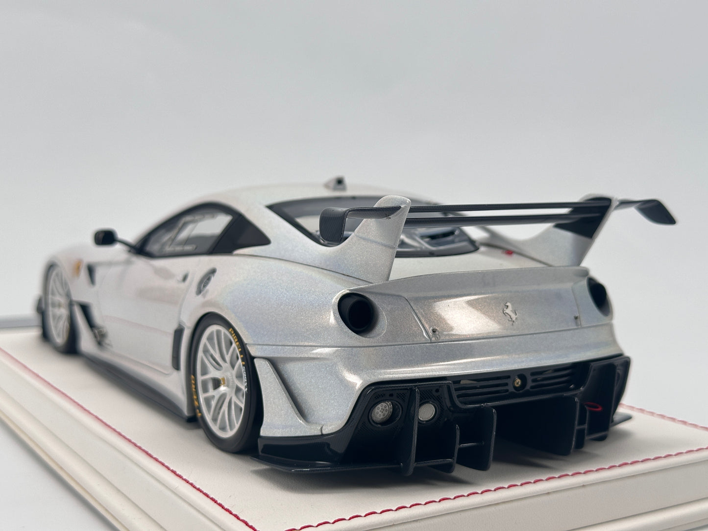 DG 1/18 Ferrari 599 XX EVO in Chameleon White, Simulation Model Car