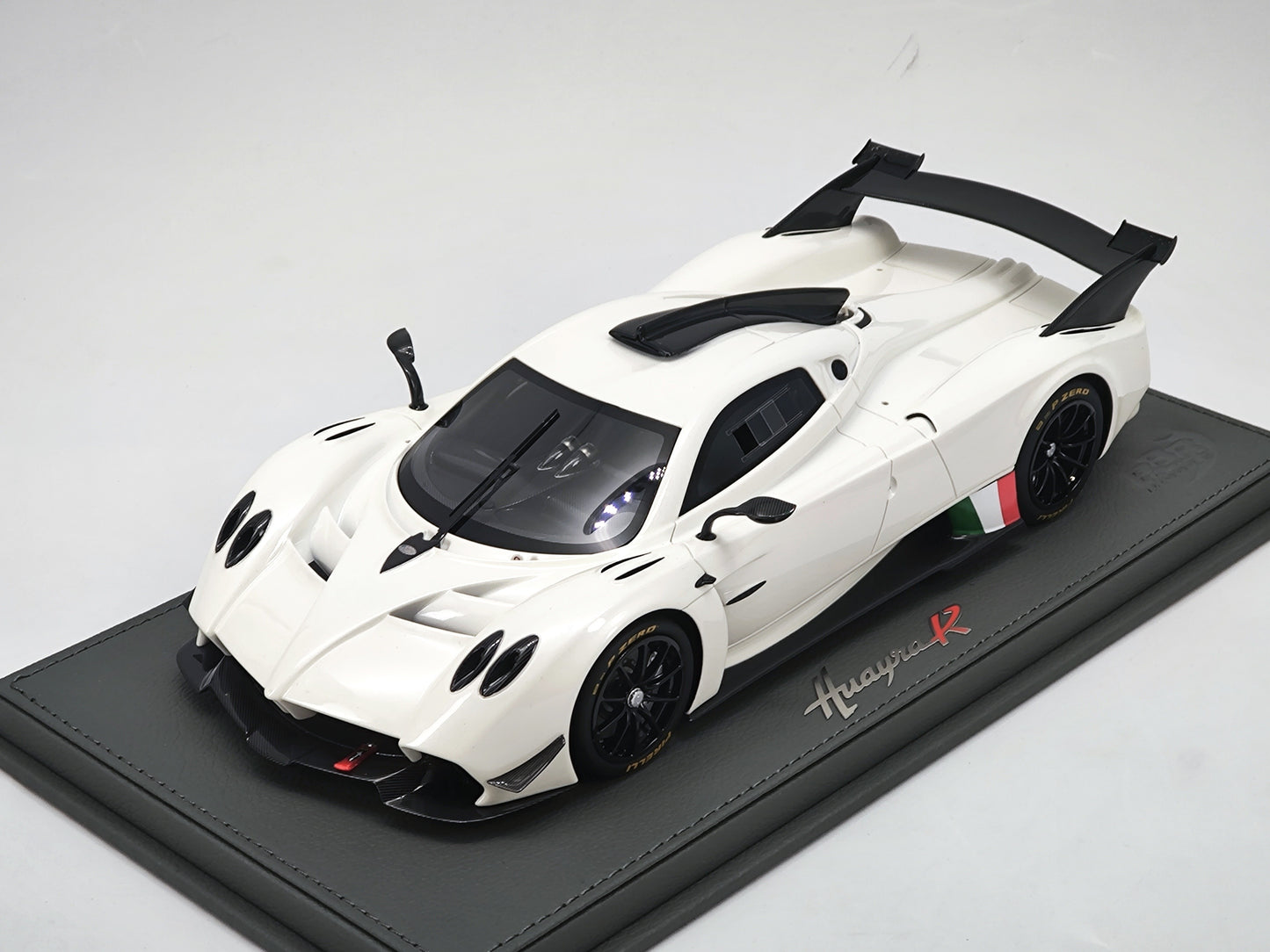 BBR 1/18 Pagani Huayra R White Simulation Car Model