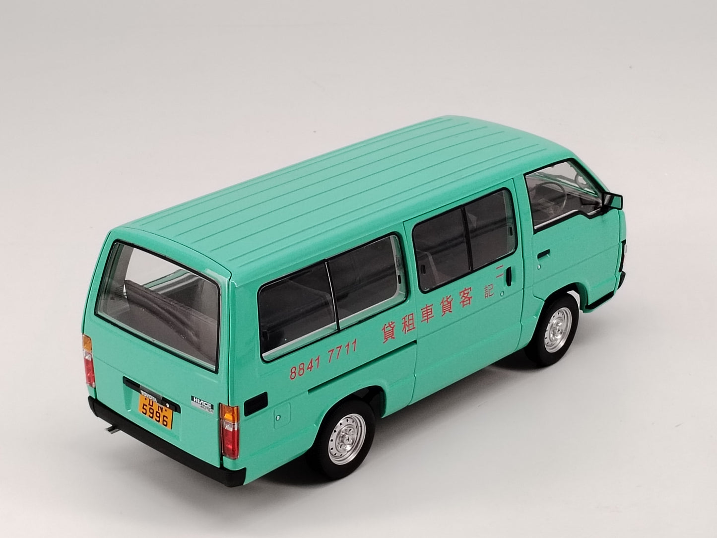 ZP 1/18 Toyota Hiace YH50 round light Young and Dangerous green paint car model