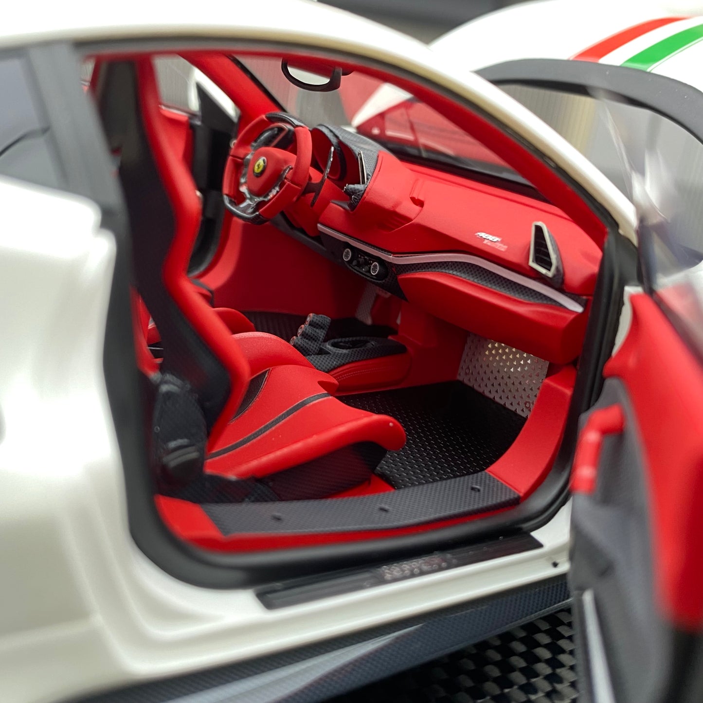 DM 1/18 Ferrari 488 pista resin fully opened fluorescent limited edition car model ornaments