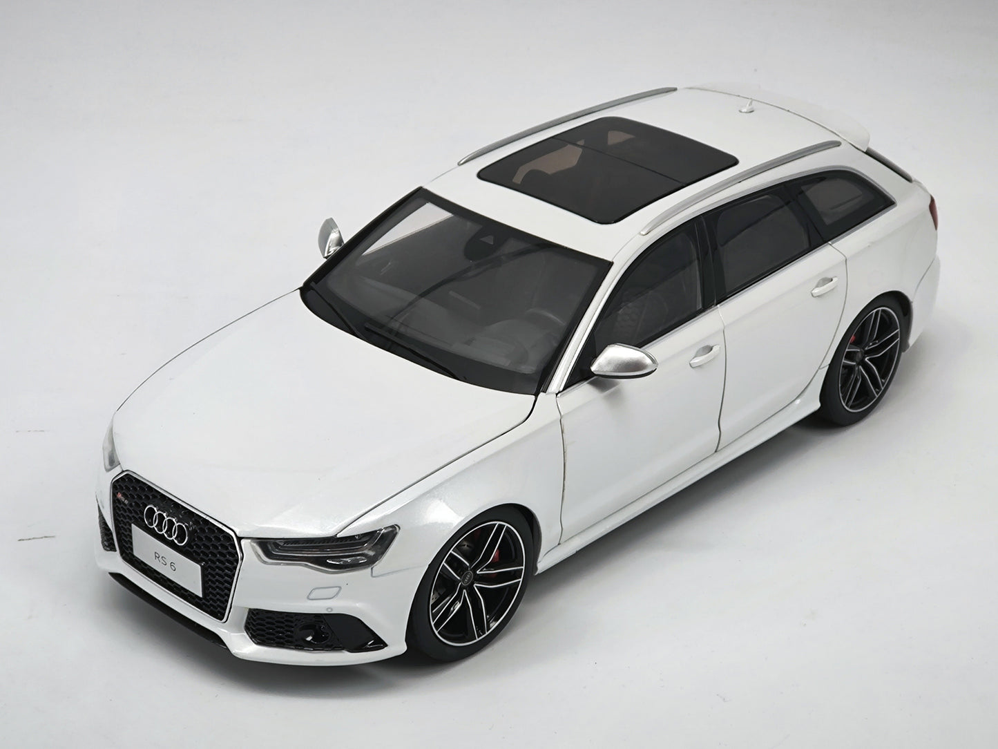 Well 1/18 Audi RS6 C7 White Alloy Simulation Car Model Ornaments Birthday Gift