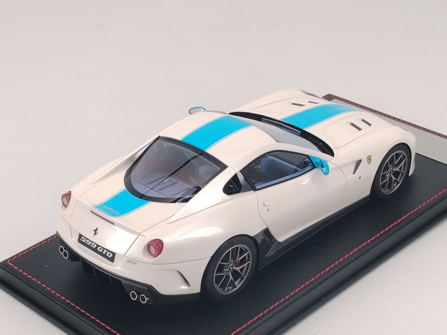 DINOMDOEL 1/18 Ferrari 599GTO Black Base Limited Edition Car Model Ornaments
