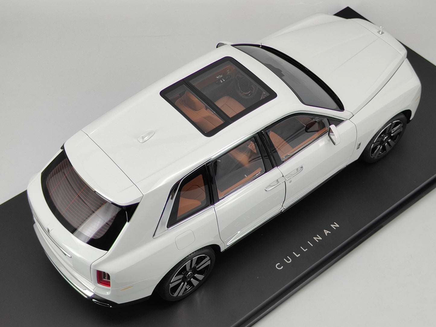 ZP 1/8 Rolls-Royce Cullinan Fully Open with Sunroof Lighted Version White High-end Car Model Ornaments