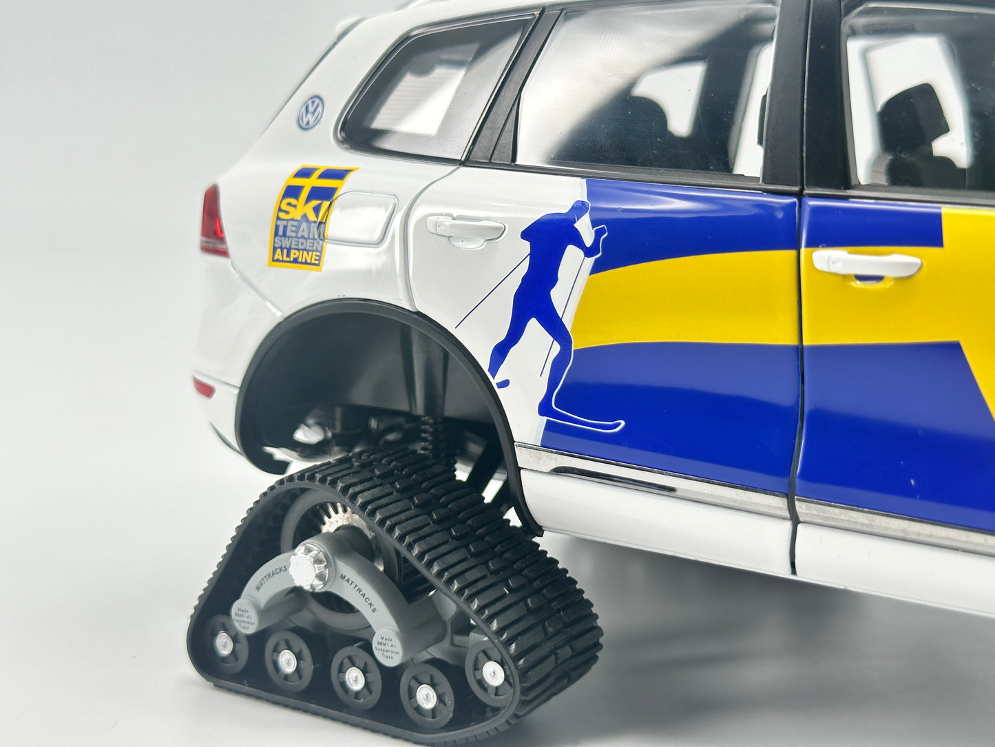 Kyosho 1/18 Volkswagen Touareg Snowmobile Alloy Simulation Model Car Ornaments Birthday Gift