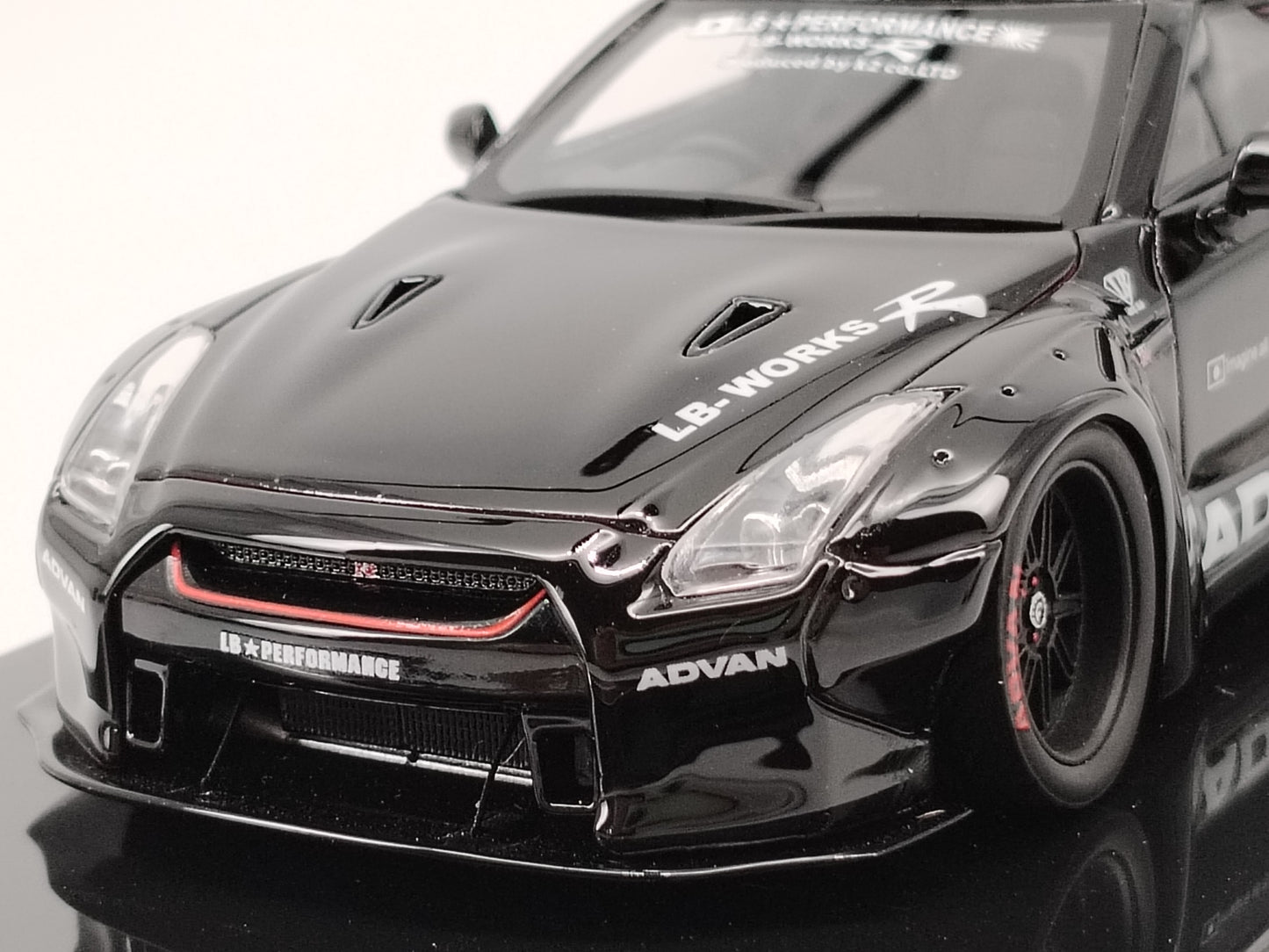 One Model 1/43 Nissan GTR R35 LBWK ADVAN Car Model