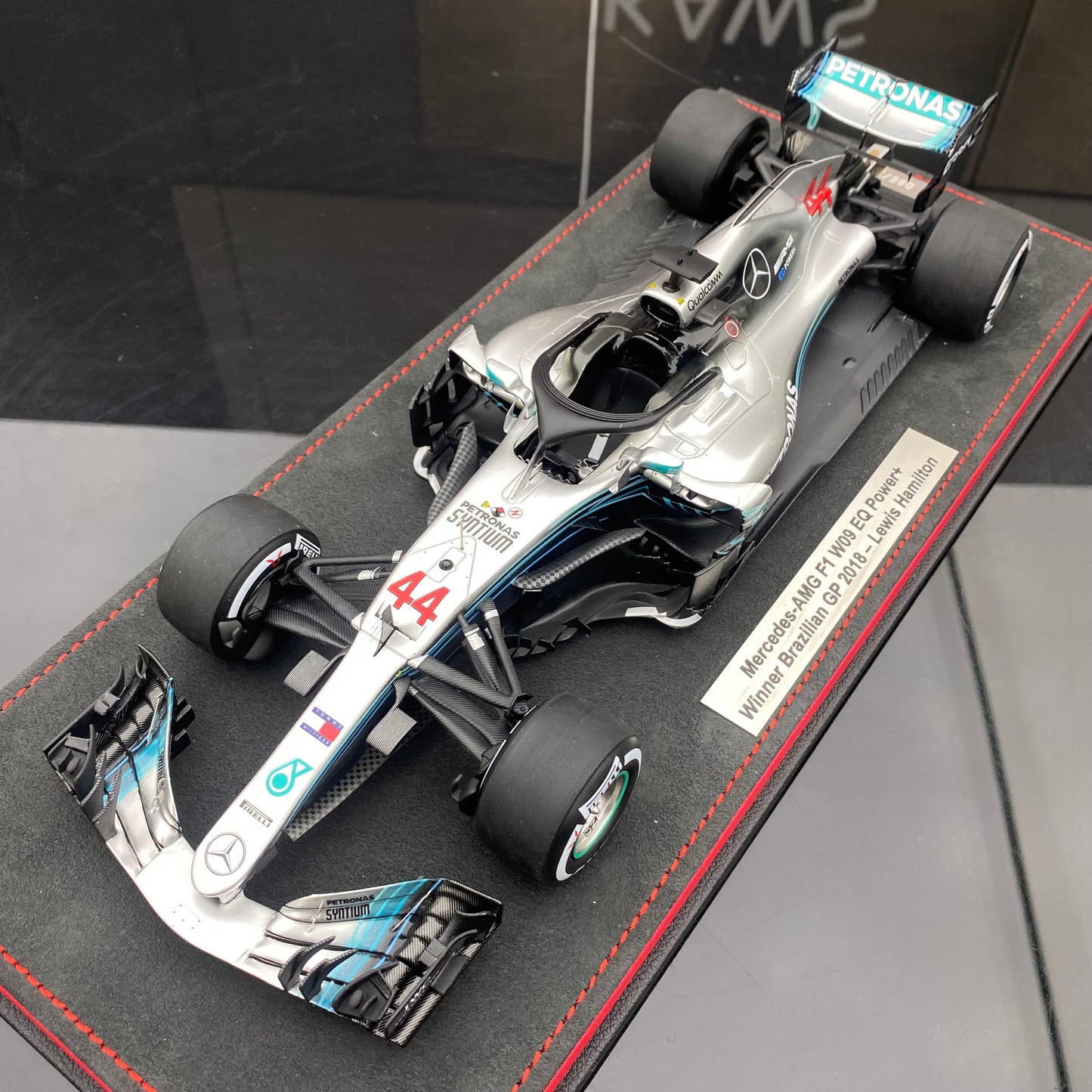 Spark 1/18 Mercedes-AMG F1 Team W09 2018 Brazil Grand Prix Victory No. 44 Hamilton Buonarte Special Edition Silver Paint Simulation Car Model
