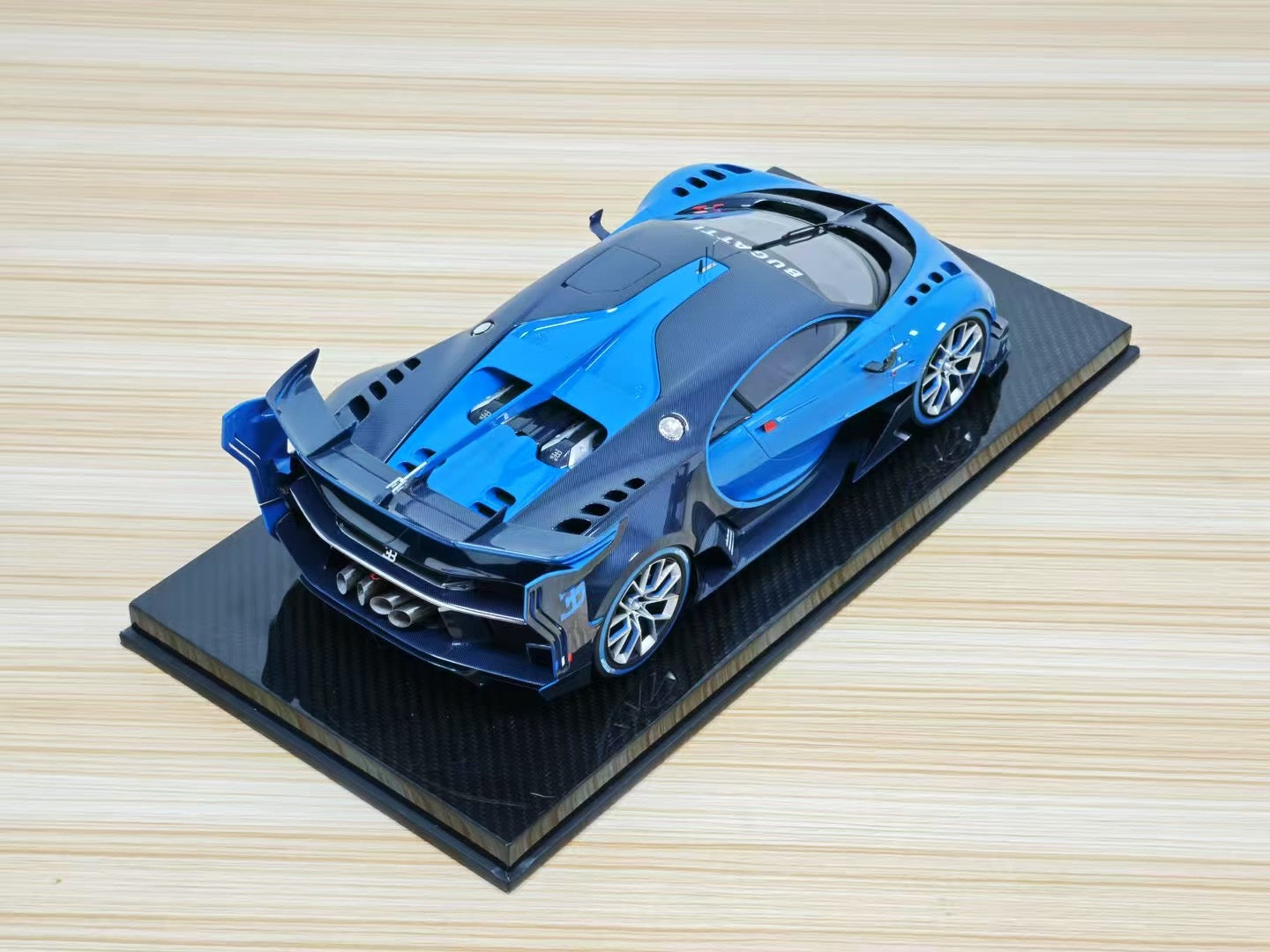 Runner 1/12 Bugatti Vision Gran Turismo Limited Edition Model Car