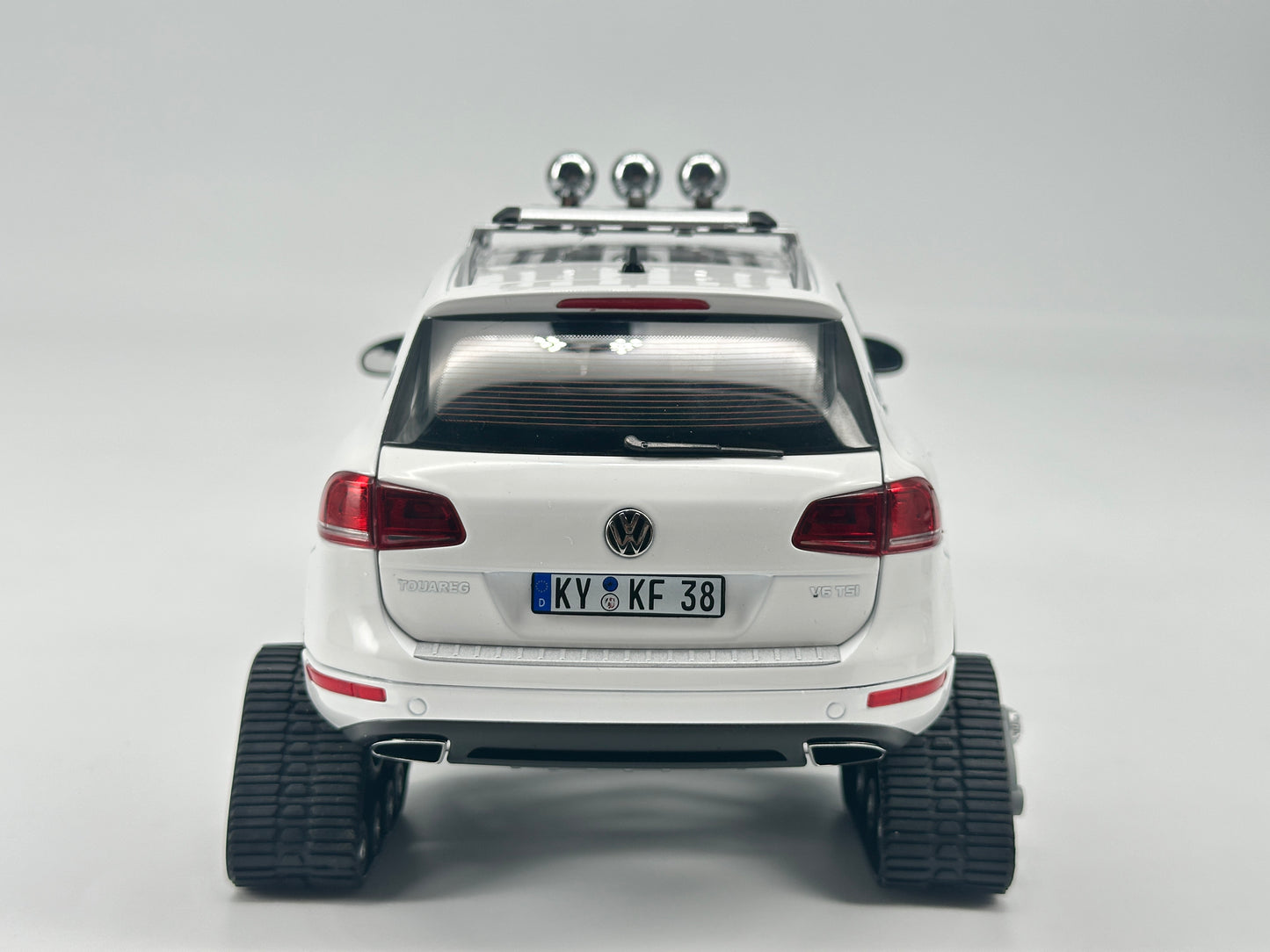Kyosho 1/18 Volkswagen Touareg Snowmobile Alloy Simulation Model Car Ornaments Birthday Gift