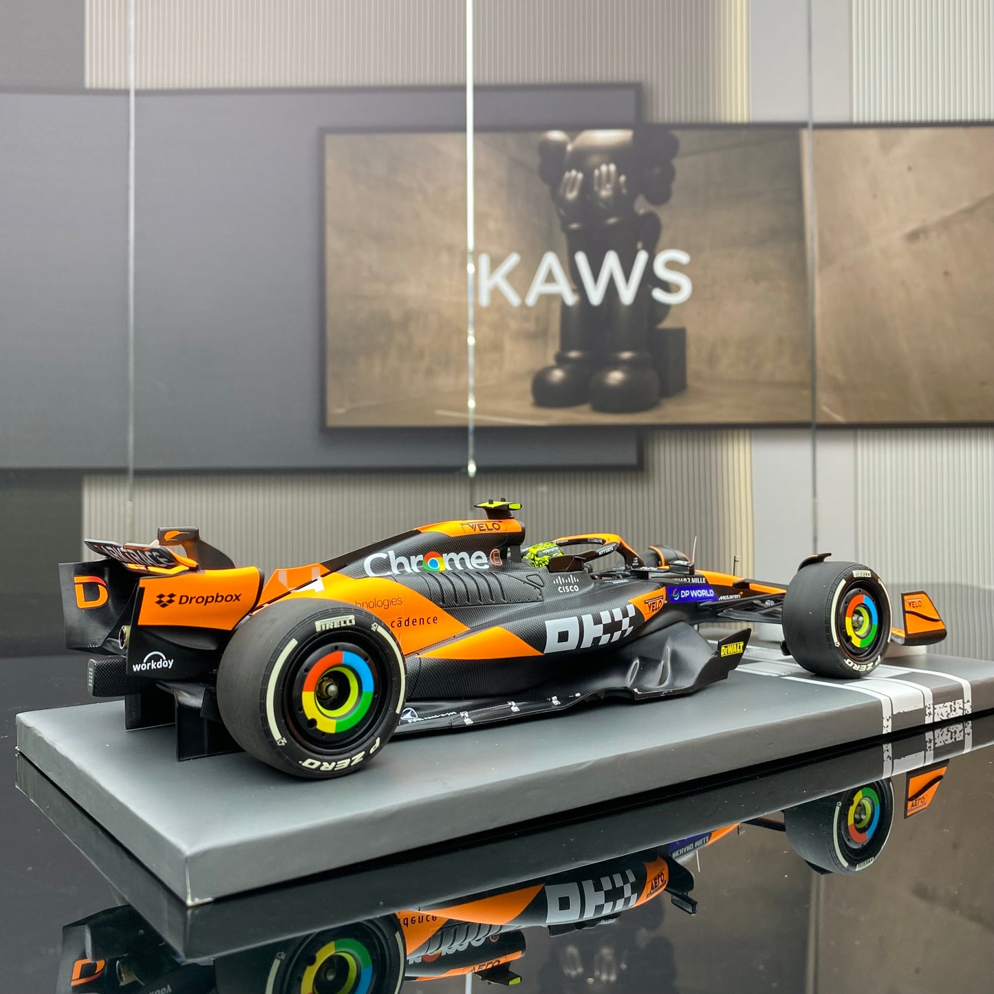 MINICHAMPS 1/18 McLaren FORMULA 1 TEAM MCL38 - LANDO NORRIS black and orange paint