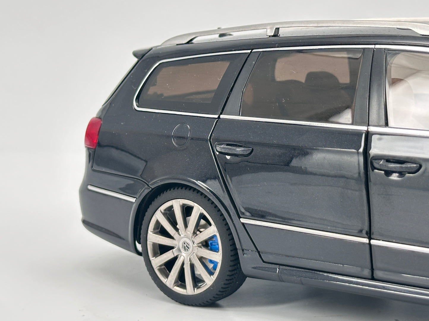 NZG 1/18 Volkswagen Passat R36 Variant Black Alloy Car Model