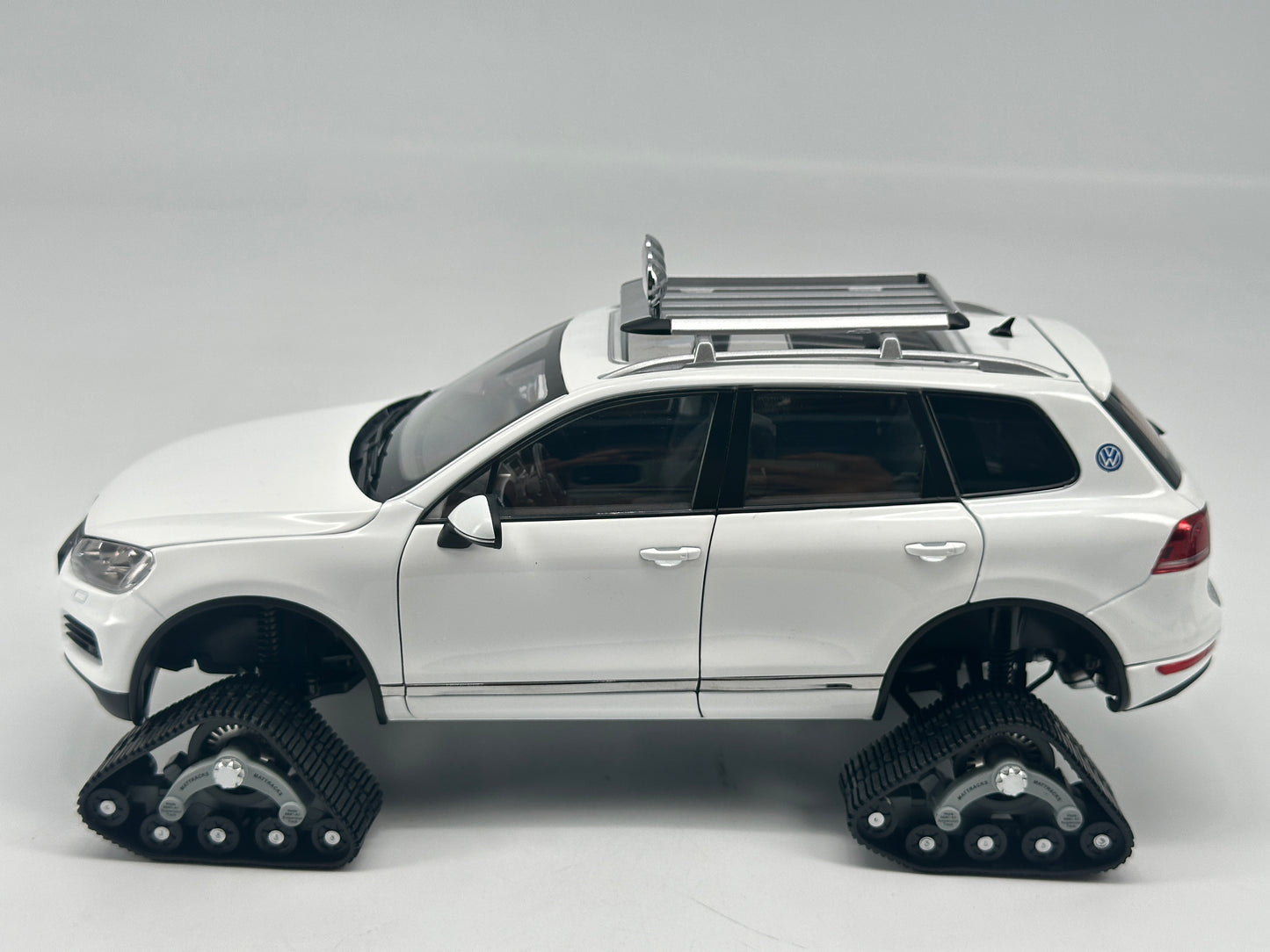 Kyosho 1/18 Volkswagen Touareg Snowmobile Alloy Simulation Model Car Ornaments Birthday Gift