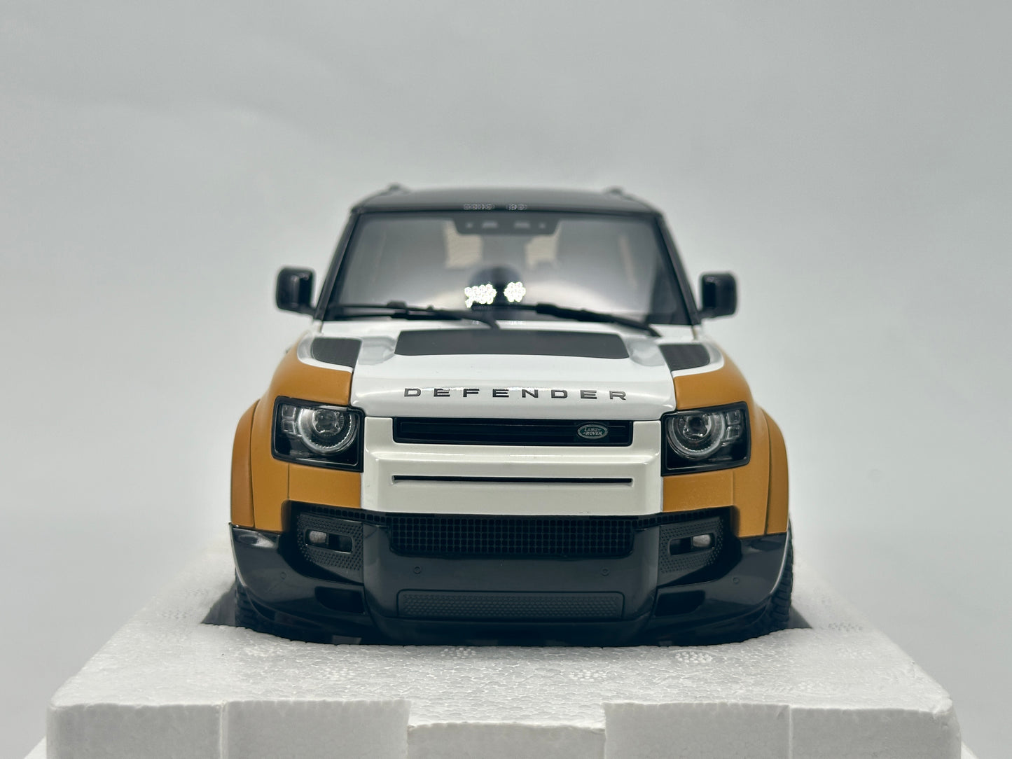 Almost Real 1/18 Land Rover Defender 90 White and Yellow Alloy Model Car