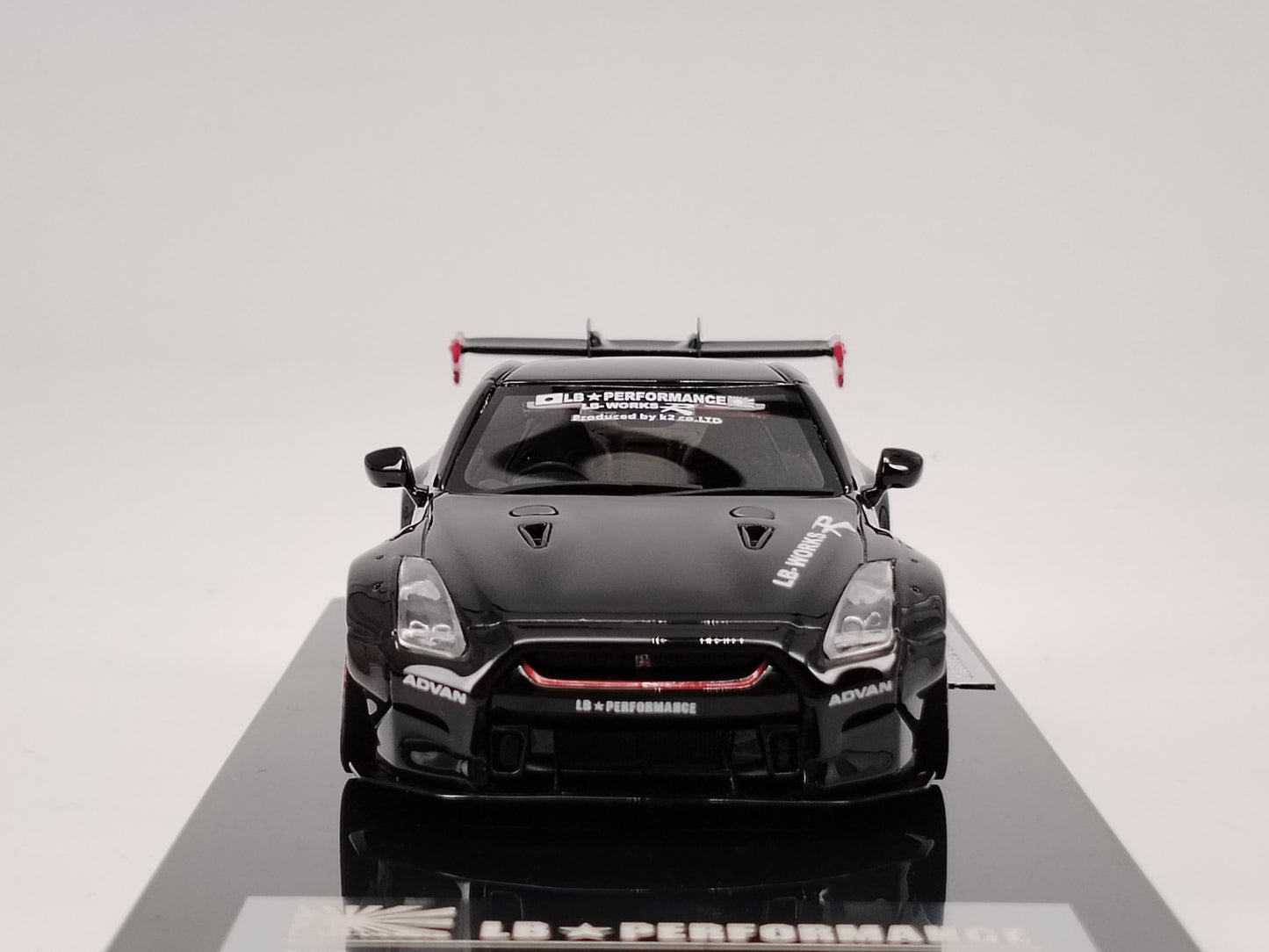 One Model 1/43 Nissan GTR R35 LBWK ADVAN Car Model