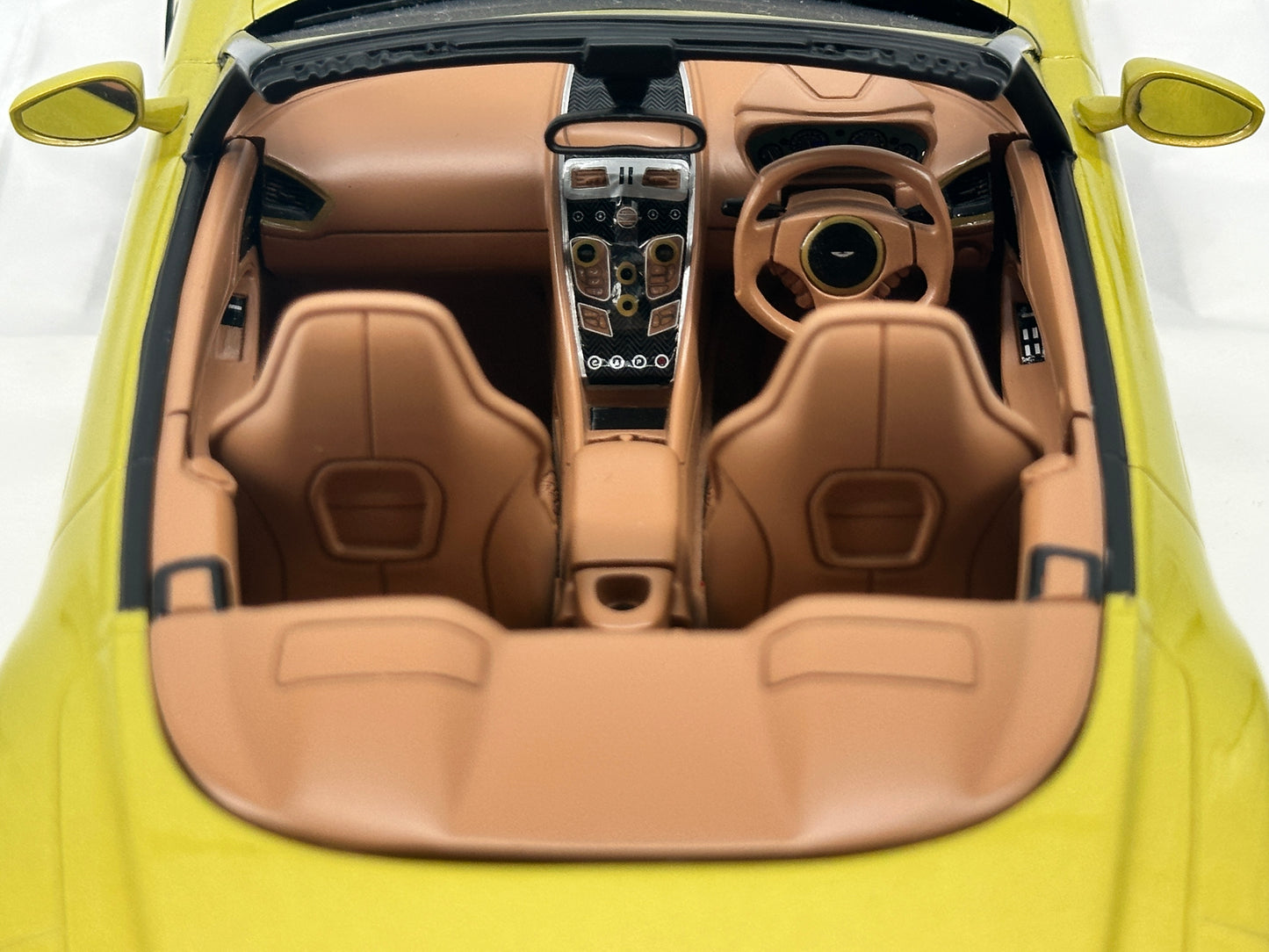 TOPSPEED 1/18 ASTON MARTIN VANQUISH ZAGATO VOLANTE COSMOPOLITAN