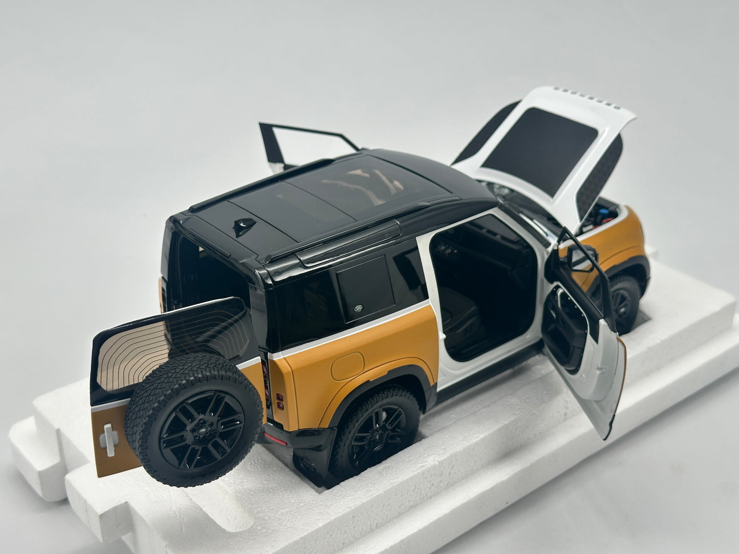 Almost Real 1/18 Land Rover Defender 90 White and Yellow Alloy Model Car