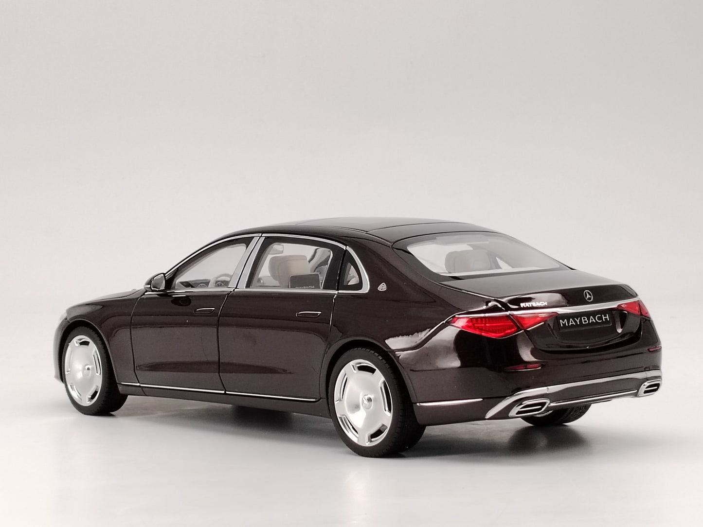 Norev 1/18 Mercedes-Benz Maybach S680C 2021 Red and Black Alloy Full Open Car Model NOR154