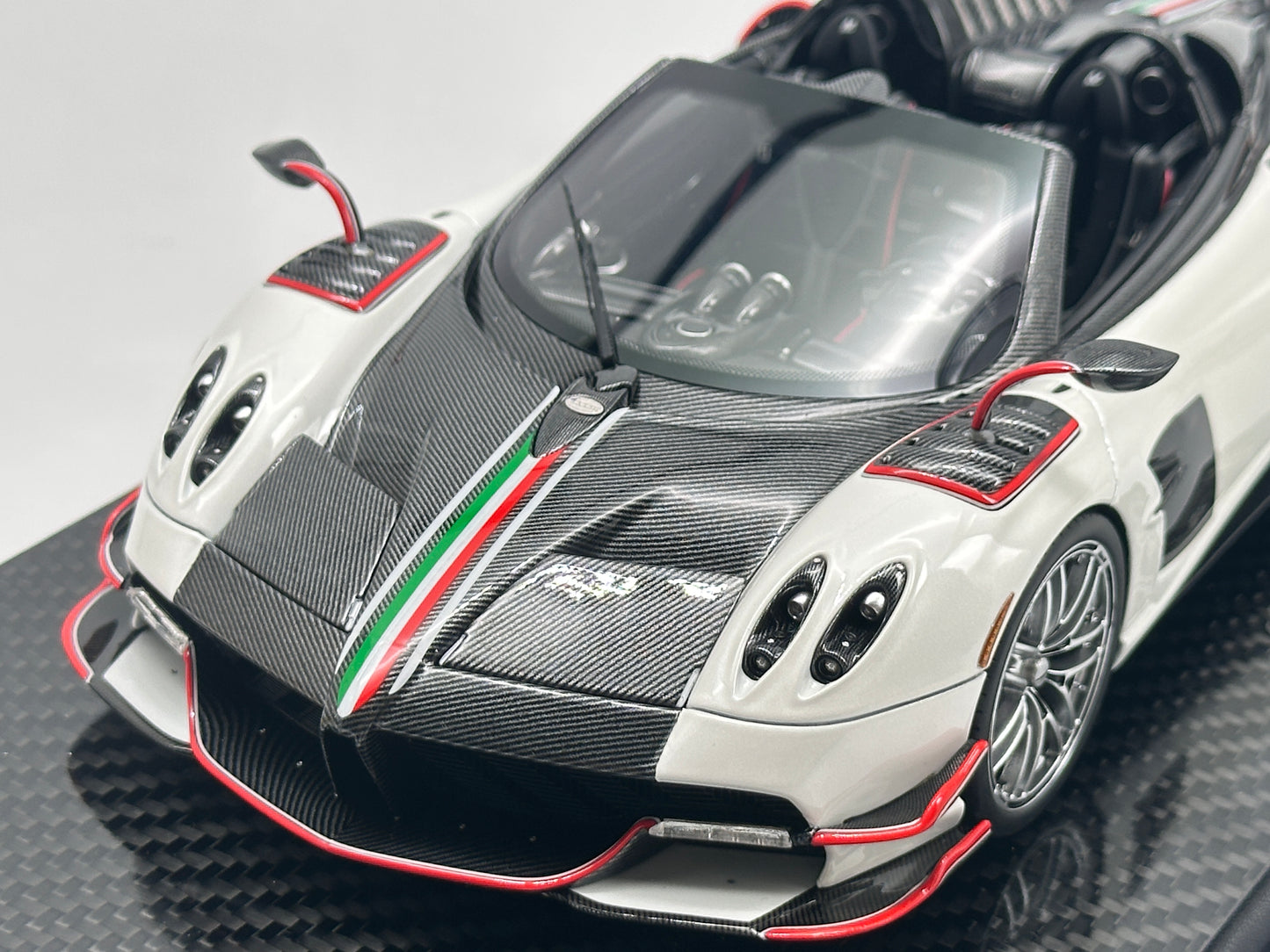 AustraLux Model 1/18 Pagani Huayra Roadster BC Pearlescent White Limited Edition Car Model