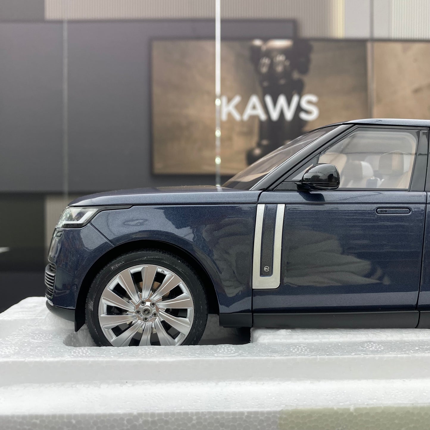 Modelo de coche de simulación de aleación completamente abierto de edición limitada extendida Land Rover Range Rover 2024 LCD 1/18, regalo