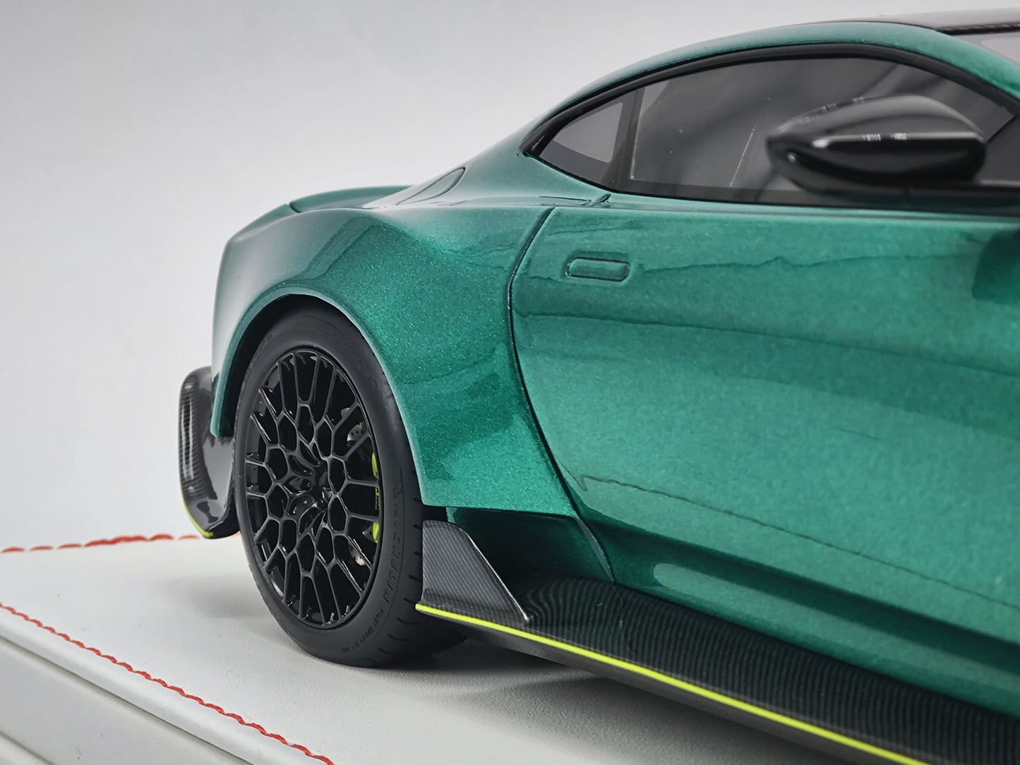 Runner 1/18 Aston Martin Valour Racing Green Resin Model