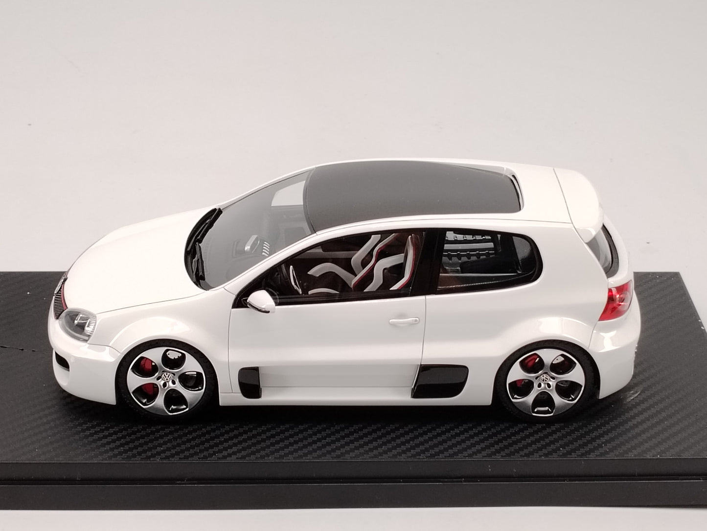 IVY 1/18 Volkswagen GOLF W12 White Resin Sealed Car Model