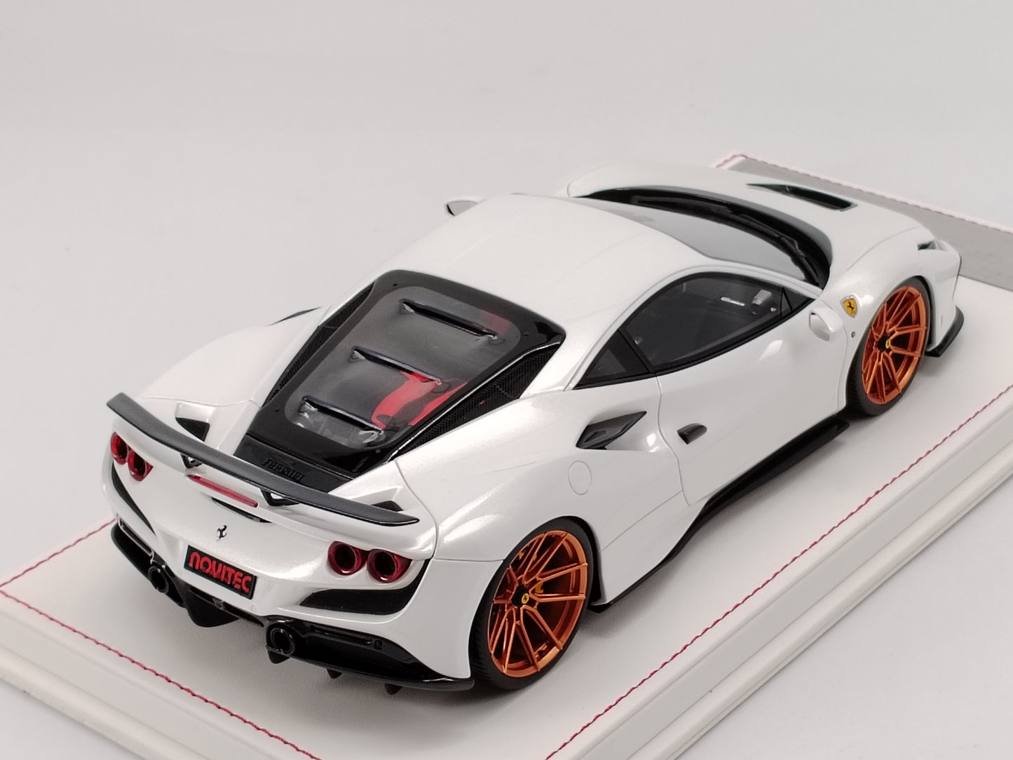 DG 1/18 Ferrari F8 White Limited Edition Simulation Car Model Ornament