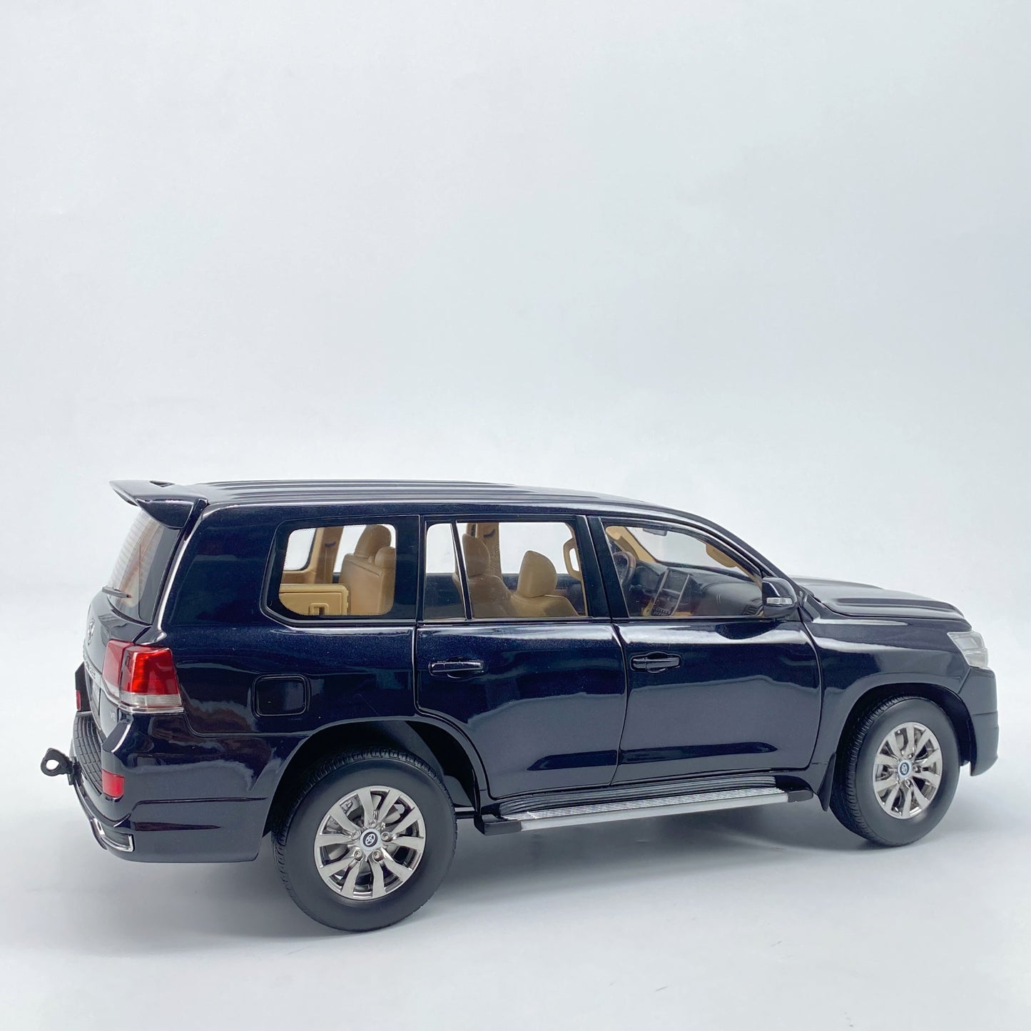 Kengfai 1/18 Toyota Land Cruiser LHD Alloy Model Car Ornaments