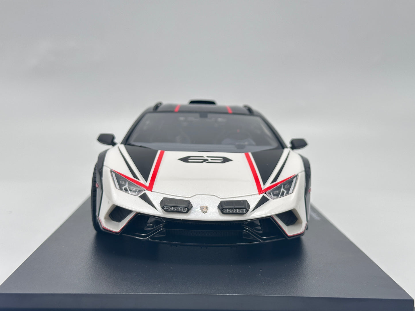 TOPSPEED 1/18 Lamborghini Huracan Sterrato White Simulated Car Model TS0610