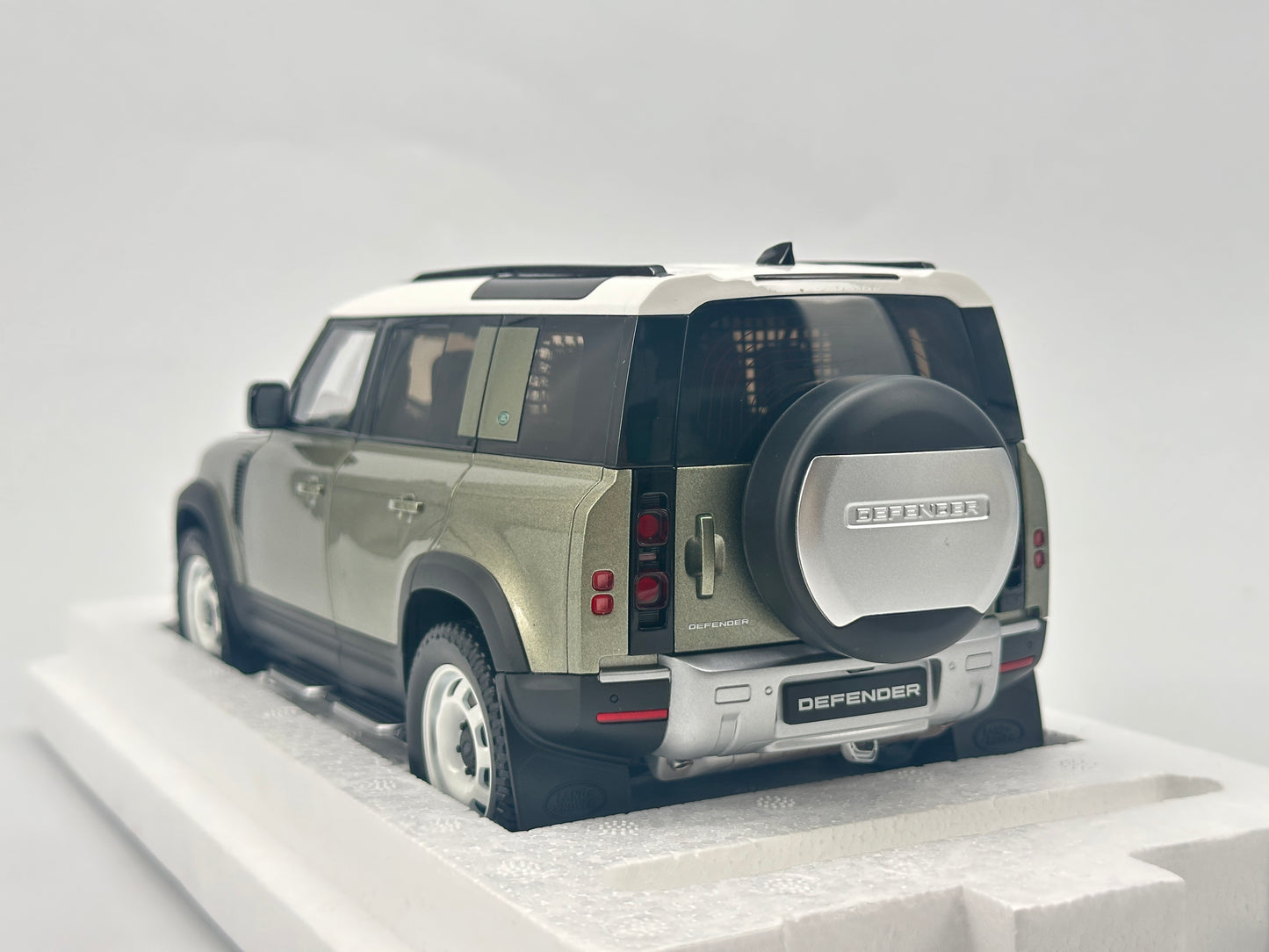 Almost Real 1/18 Land Rover DEFENDER 110 2020 Green Model Car Collectible