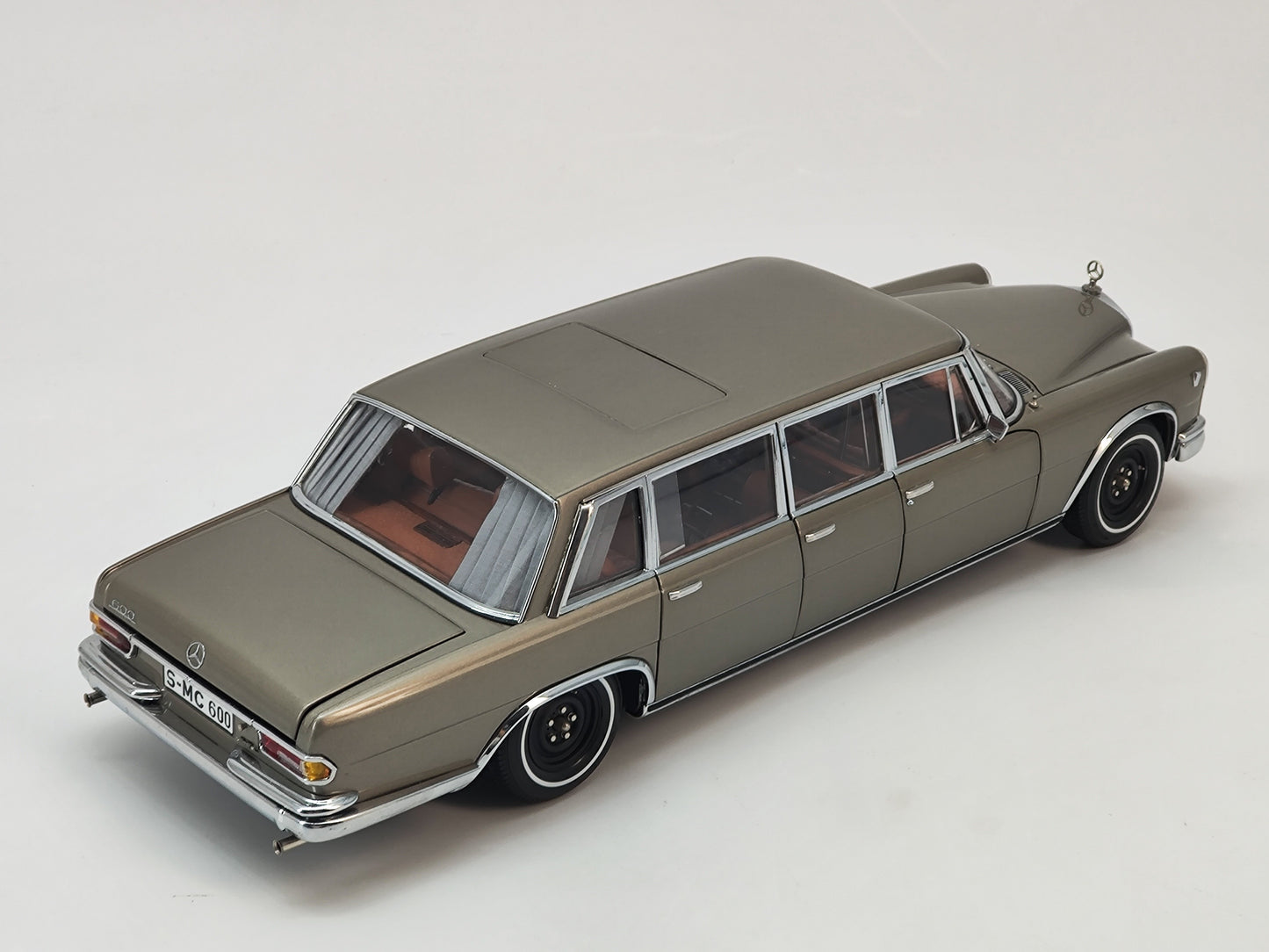CMC 1/18 Mercedes-Benz Pullman Gold Sunroof Edition Alloy Simulation Car Model Birthday Gift Ornaments