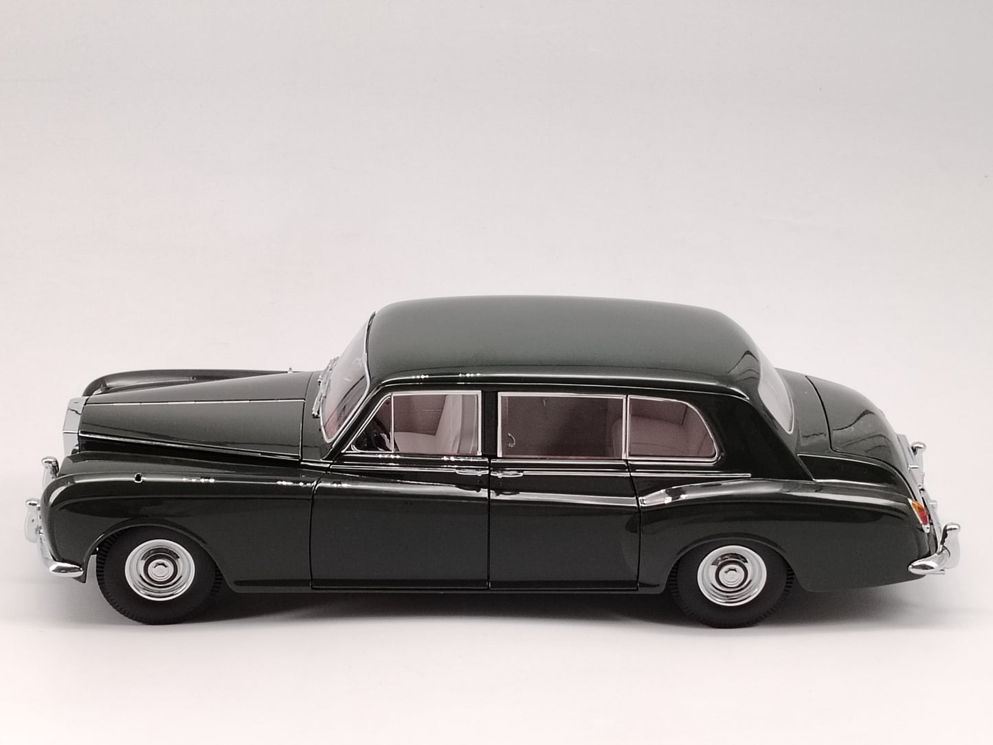 Paragon 1/18 Rolls-Royce Phantom 5th Generation Alloy Car Model Ornaments Birthday Gift