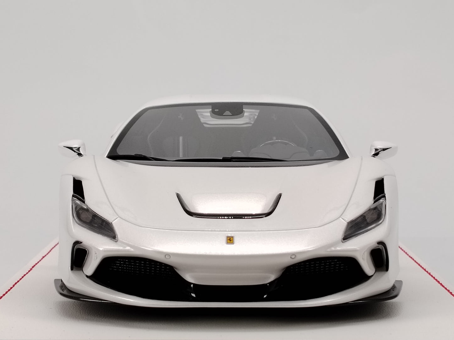 DG 1/18 Ferrari F8 White Limited Edition Simulation Car Model Ornament