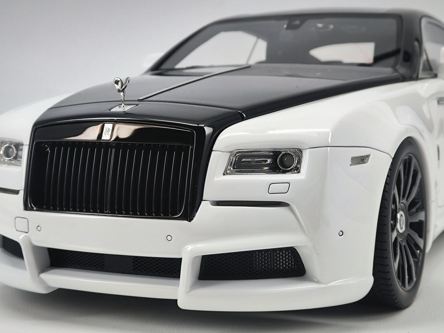 DG 1/18 Rolls-Royce Phantom Black and White Simulation Car Model Birthday Gift