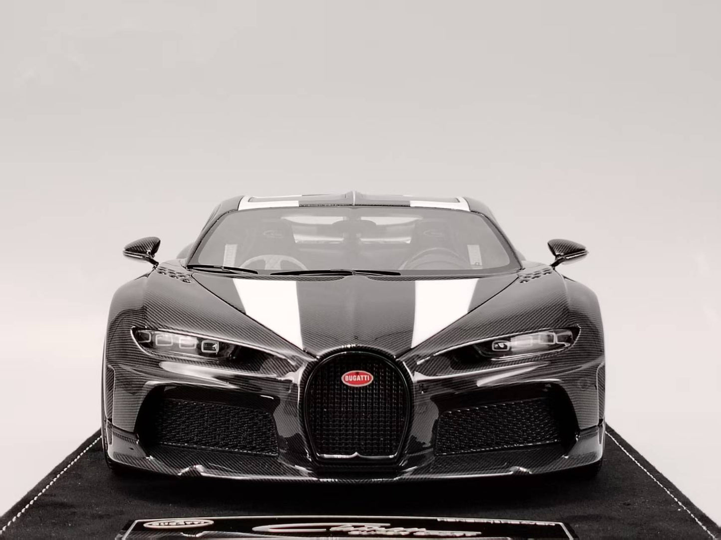 HH Model 1/18 Bugatti Chiron SS Black Carbon/White Stripes Resin Model HH467