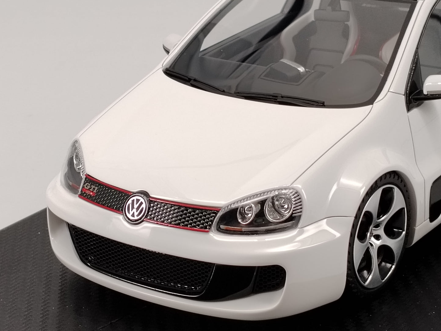 IVY 1/18 Volkswagen GOLF W12 White Resin Sealed Car Model