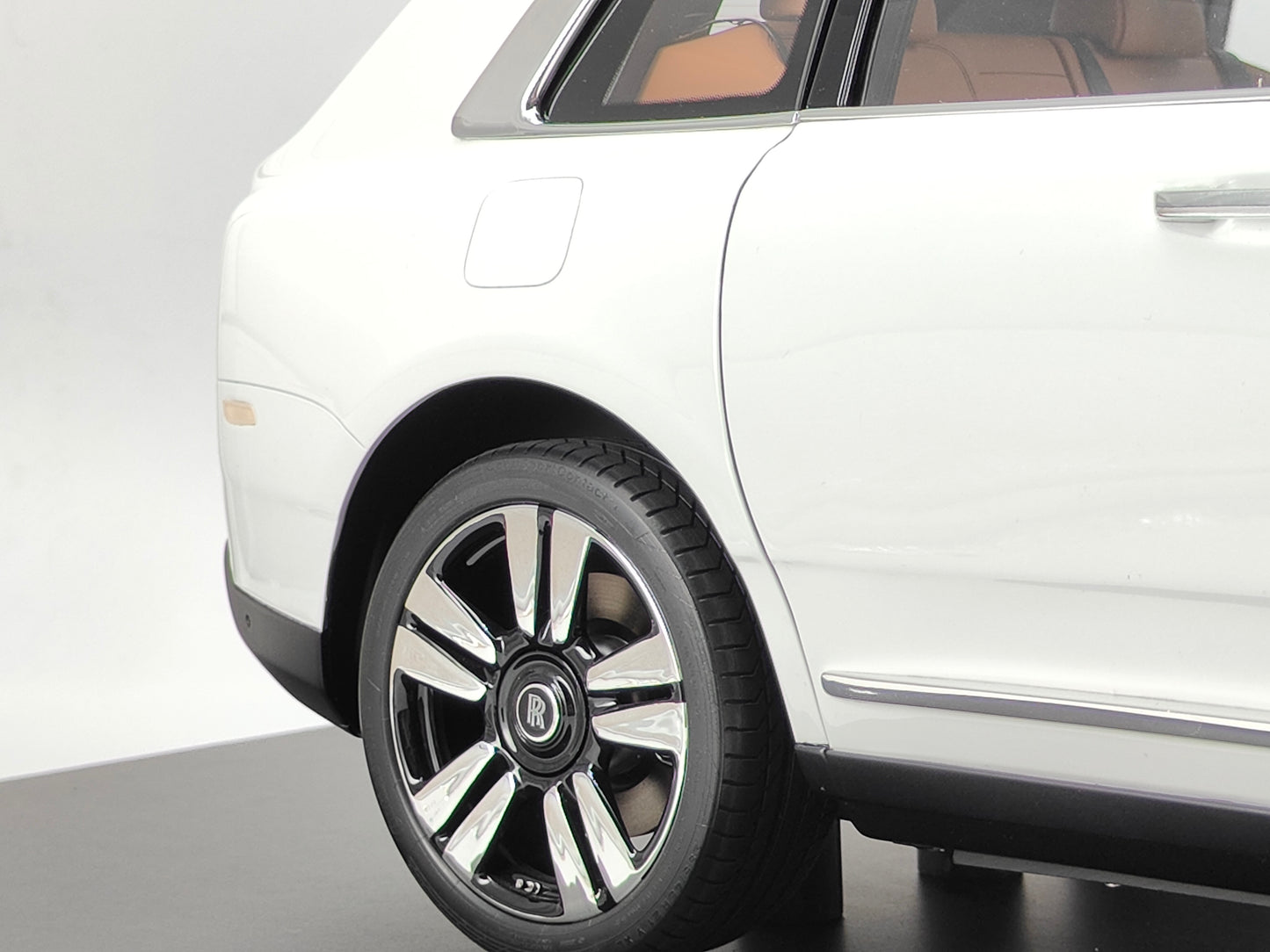 ZP 1/8 Rolls-Royce Cullinan Fully Open with Sunroof Lighted Version White High-end Car Model Ornaments