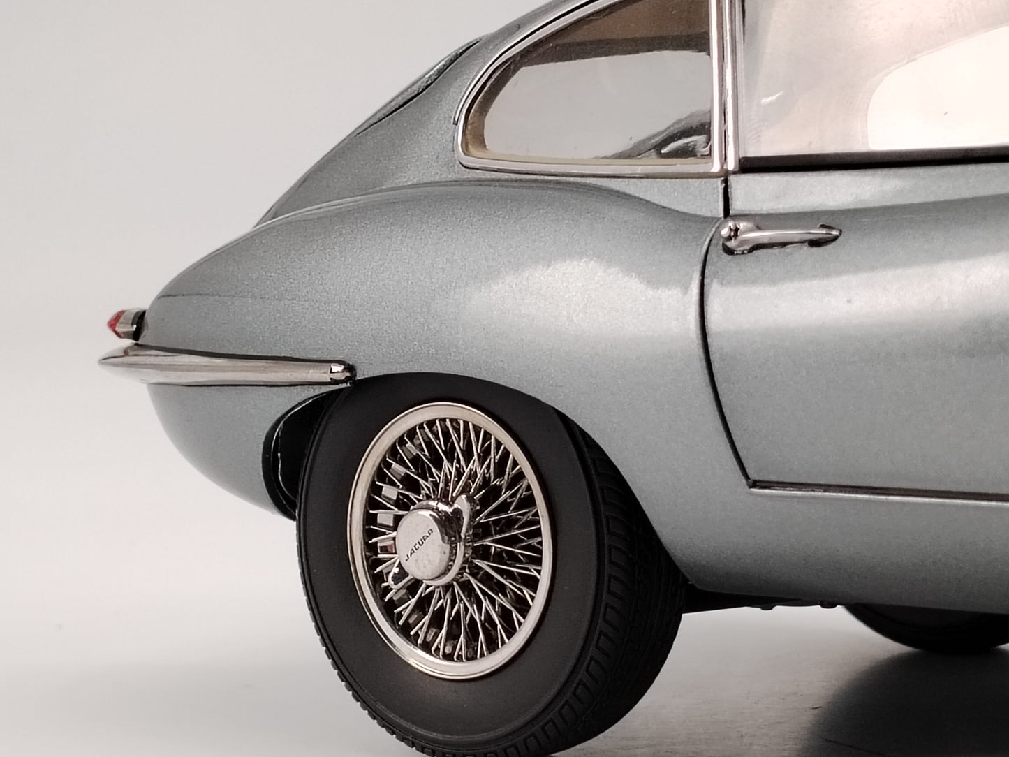 Kyosho 1/18 Jaguar E TYPE alloy simulation model car birthday gift ornaments