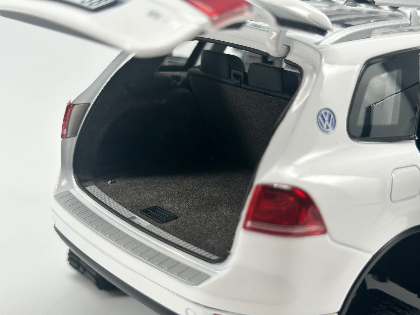 Kyosho 1/18 Volkswagen Touareg Snowmobile Alloy Simulation Model Car Ornaments Birthday Gift