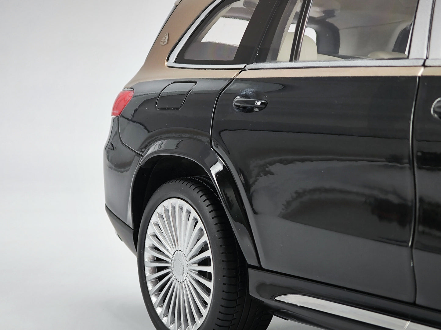 Paragon 1/18 Mercedes-Benz Maybach GLS600 alloy car model ornaments